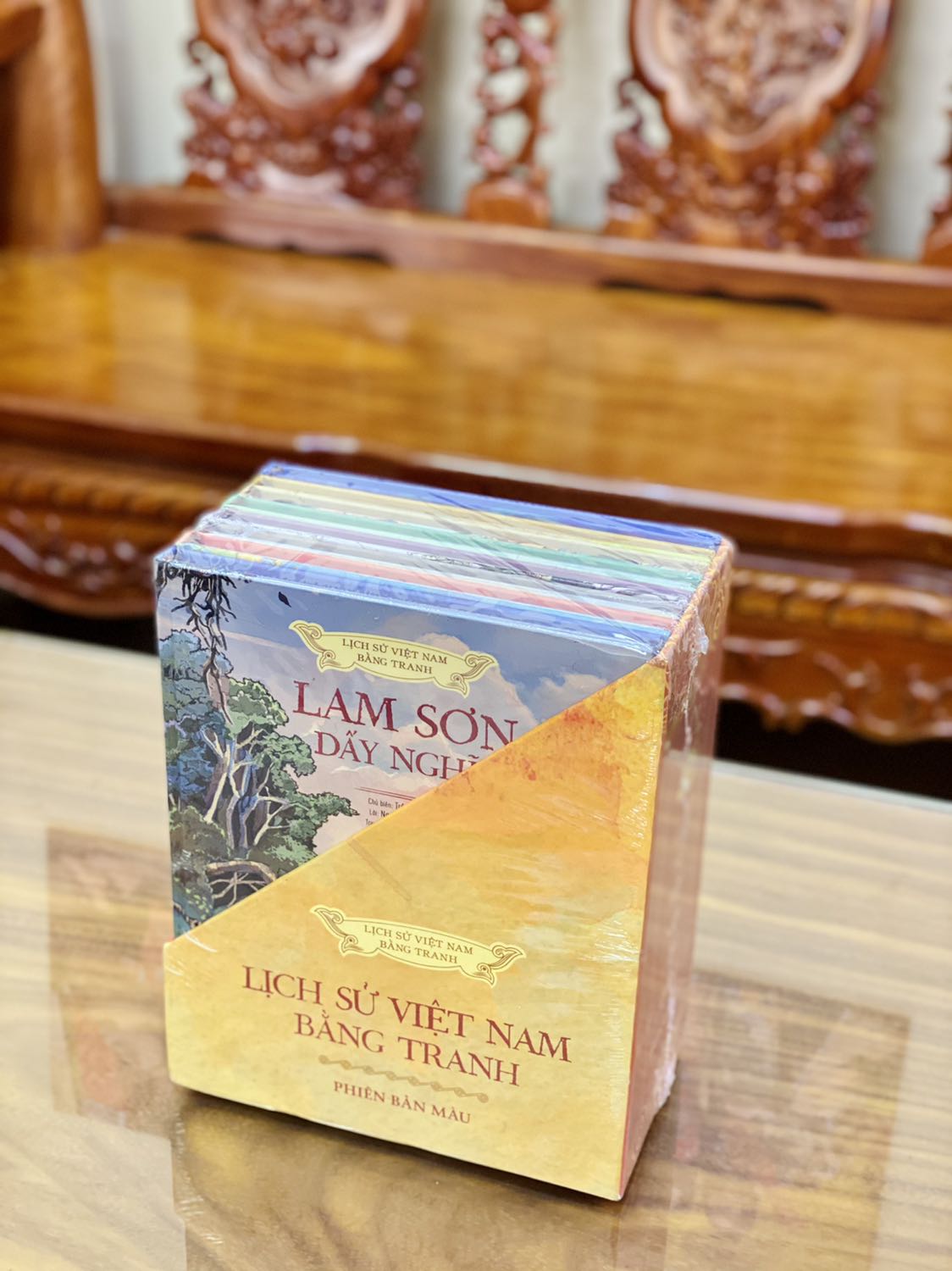 - Tiki giao hàng nhanh chóng tuy nhiên đóng gói chưa được cẩn thận, hộp giấy to như vậy nhưng chỉ chèn một lớp giấy ở phía trên, còn khoảng trống khá lớn bên dưới hoàn toàn không có giấy chèn. 
- Sản phẩm được đầu tư chỉnh chu về mặt hình thức, boxset khá nặng bao gồm 8 quyền bìa cứng, cầm chắc chắn, in màu toàn bộ, tranh vẽ xuất sắc. 
- Cá nhân mình cực kỳ hài lòng về boxset này, vừa có ý nghĩa về mặt lịch sử vừa thỏa mãn về mặt hình thức. Hi vọng mọi người đều sở hữu một boxset chất lượng như vậy trên tủ sách của mình ??????