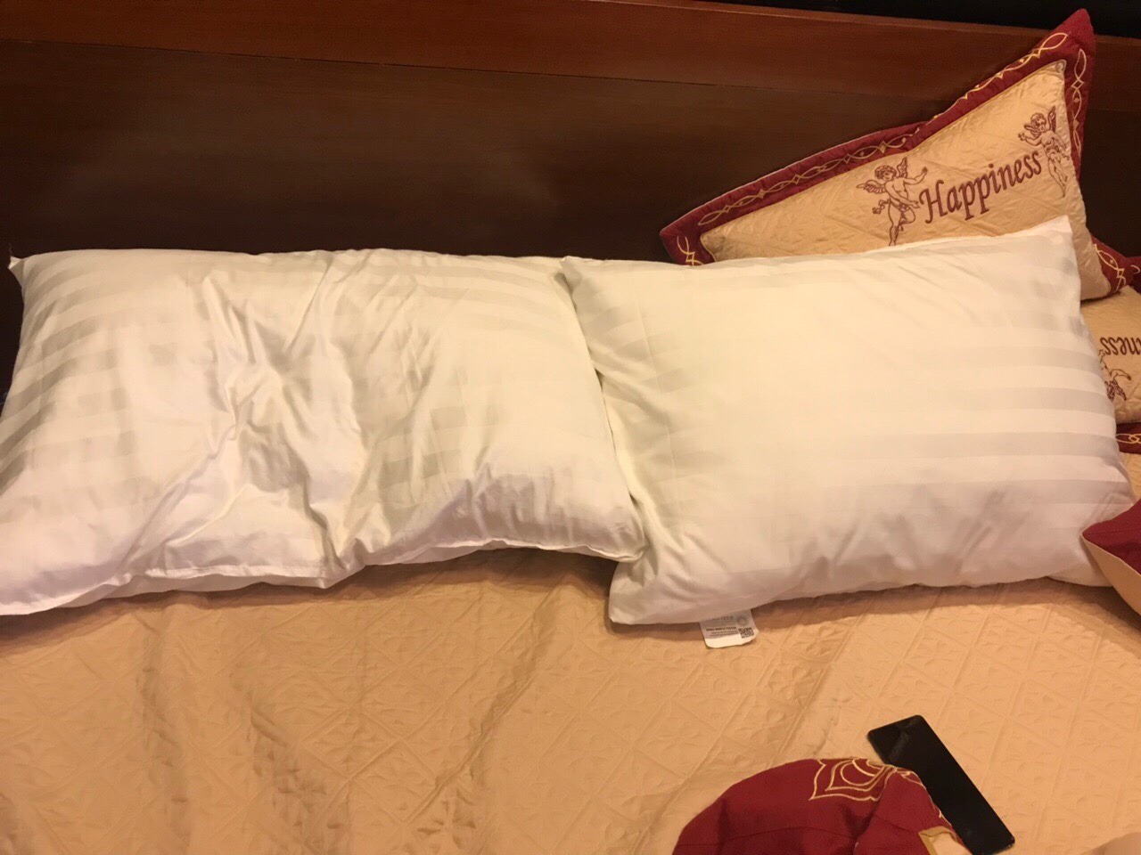 Như mình thấy tầm giá vậy đối vs 1 chiếc gối lông vũ chỉnh chu về bao bì, chất liệu vỏ gối mịn, ko bị xuyên các sợi gối bên trong ra ngoài như 1 số gối khác, tag gối thêu tay chỉnh chu, ấn tượng nhất là có tag chứng nhận vải Oek-tex gì đó. Lúc đầu ko biết mình cũng thử gg xem nó là gì thì rất bất ngờ với sản phẩm gối này có đạt đc chứng nhận vài ko gây độc hại. Nên rất yên tâm mua xài. 

Về chất liệu sản phẩm thì miễn bàn cãi, rất mềm mịn, êm ái. Sẽ giới thiệu ba mẹ mua dùng thử.