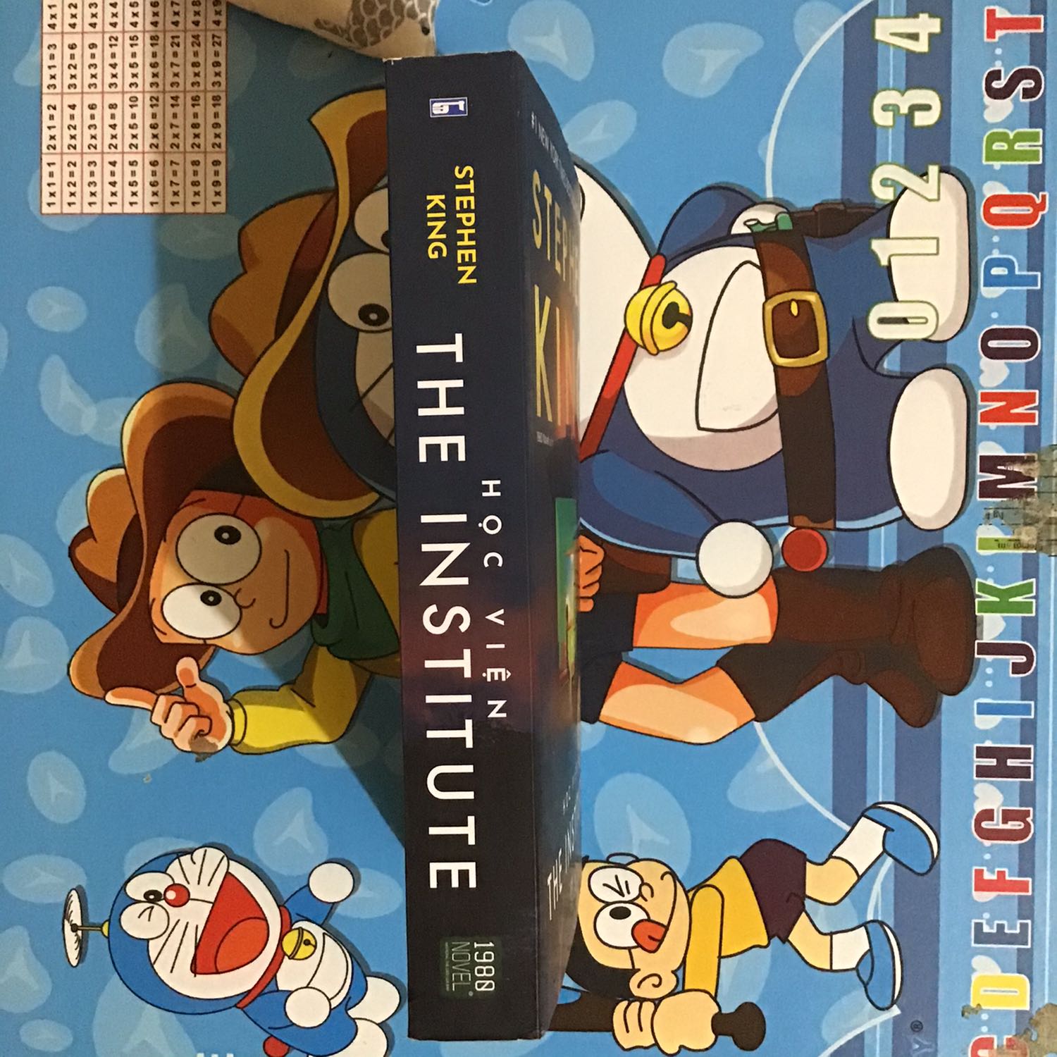 Tiki vẫn đóng sách như thường lệ,cuốn này to dày vừa khít hộp nên khi nhận hàng mình khá lo lắng bị móp,rất may k bị sao,chỉ hơi quăn chút gáy nhưng chắc do bảo quản chứ k phải do vận chuyển. Cuốn này là một trong những cuốn ít giảm sâu,nên khi giảm 50% lại kết hợp mã giảm 20k/ đơn 119k của ngày thứ 2 ngày hội bookclub nên mình hốt luôn,tính ra cũng giảm đc trên dưới 60% thế này là ổn