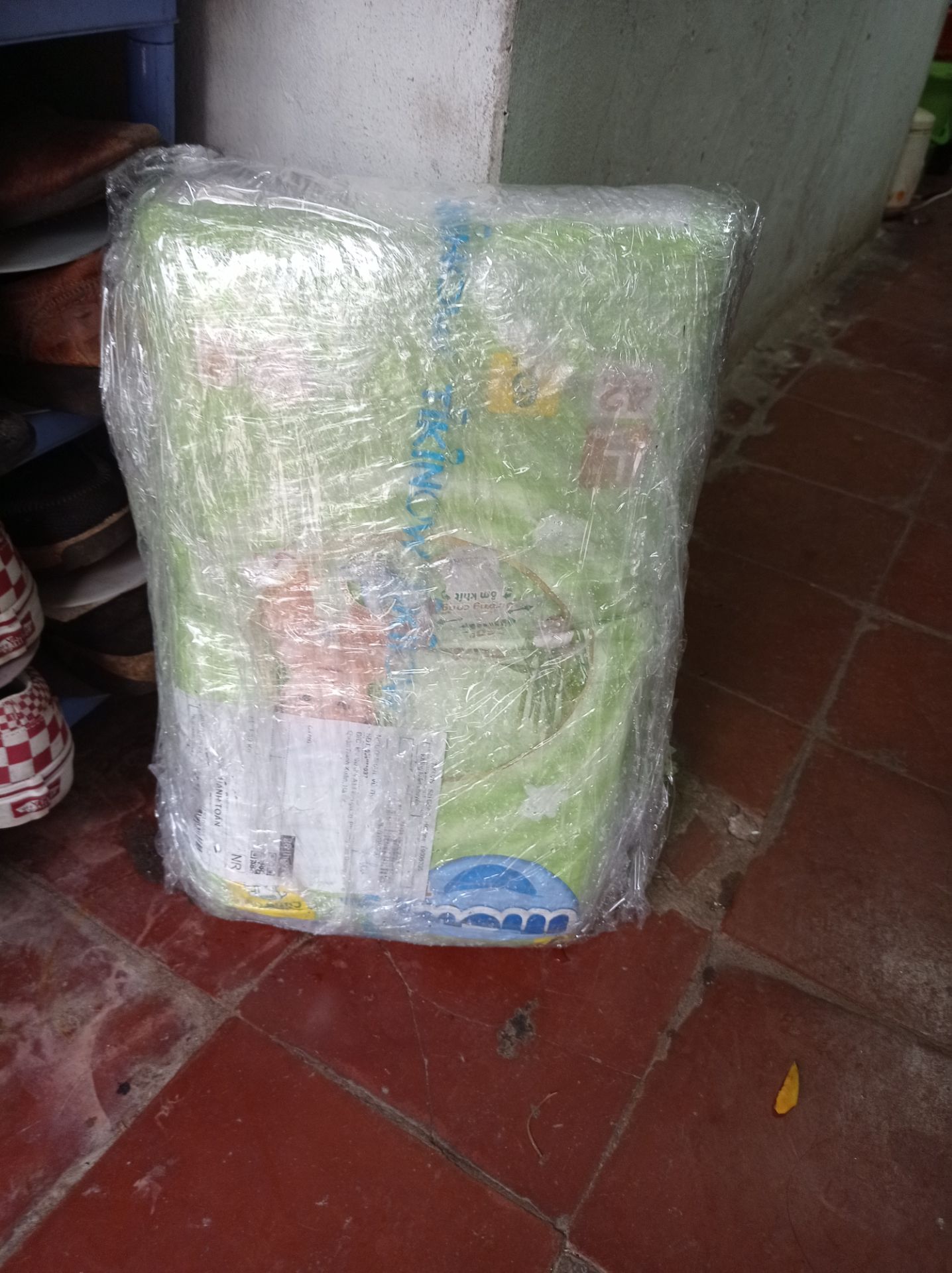 lần trc mua size s nhỏ cho bé 6kg. lần này mua hẳn size L. 😂 giá rẻ. bỉm dùng ổn. xem lần này có vừa không.