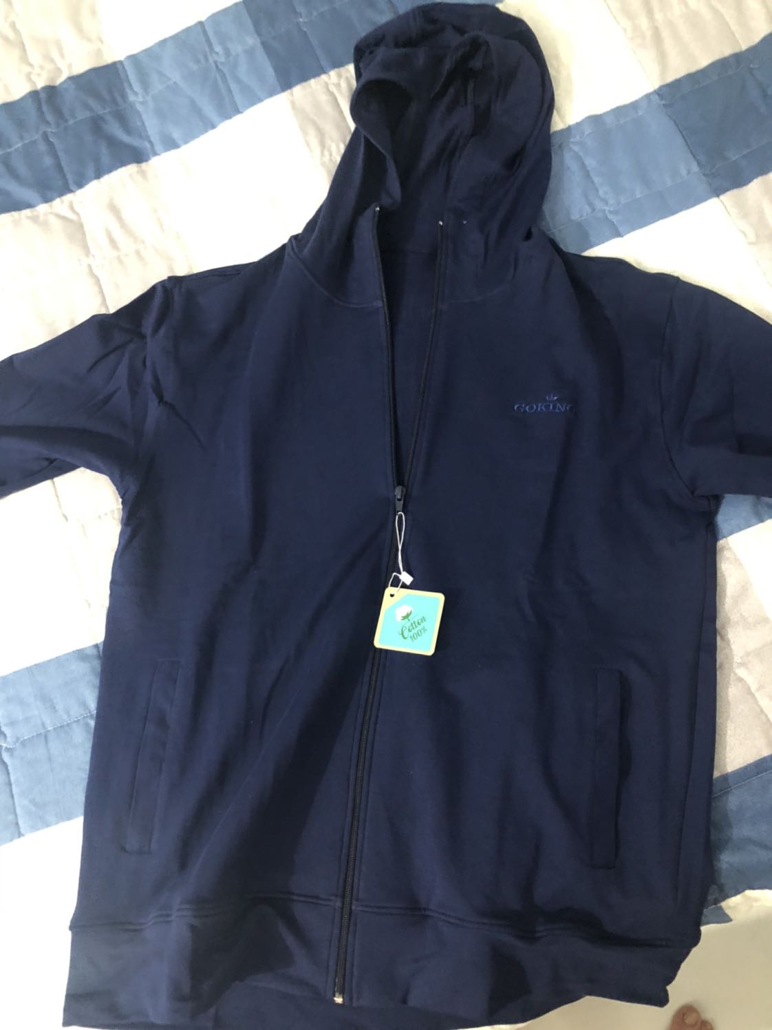 Vải cũng vừa, có độ co giãn, may túi có dây kéo rất tiện,