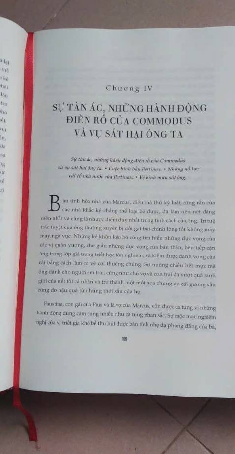 Tình trạng sách: 4/5
Sách to, bìa da, tiêu đề ánh kim rất đẹp. Tuy nhiên, có thể là do tồn kho lâu quá nên có đôi chút bong tróc do bị dính với bìa giấy ở ngoài.
Giấy: 4/5
Cỡ chữ vừa, khổ rộng, giấy đẹp và mìn, đọc không mỏi mắt. Tuy nhiên thỉnh thoảng sách lại hiện lỗi chính tả rất khó chịu. Nhà xuất bản cần nhanh chóng xem và sửa lại.
Nội dung: 5/5
Văn phong đơn giản, dễ hiểu và giàu cảm hứng, không khô khan. Tuy nhiên, vì không viết theo lối hàn lâm, chú trọng vào việc sáng tỏ chi tiết trước khi bàn luận nên đôi khi có sự xuất hiện các tên tuổi mà có thể đọc giả chưa biết trước. Vì vậy người đọc có thể kết hợp đọc sách và tự tìm hiểu (dù sao thì đây cũng là 1 chủ đề khổng lồ).