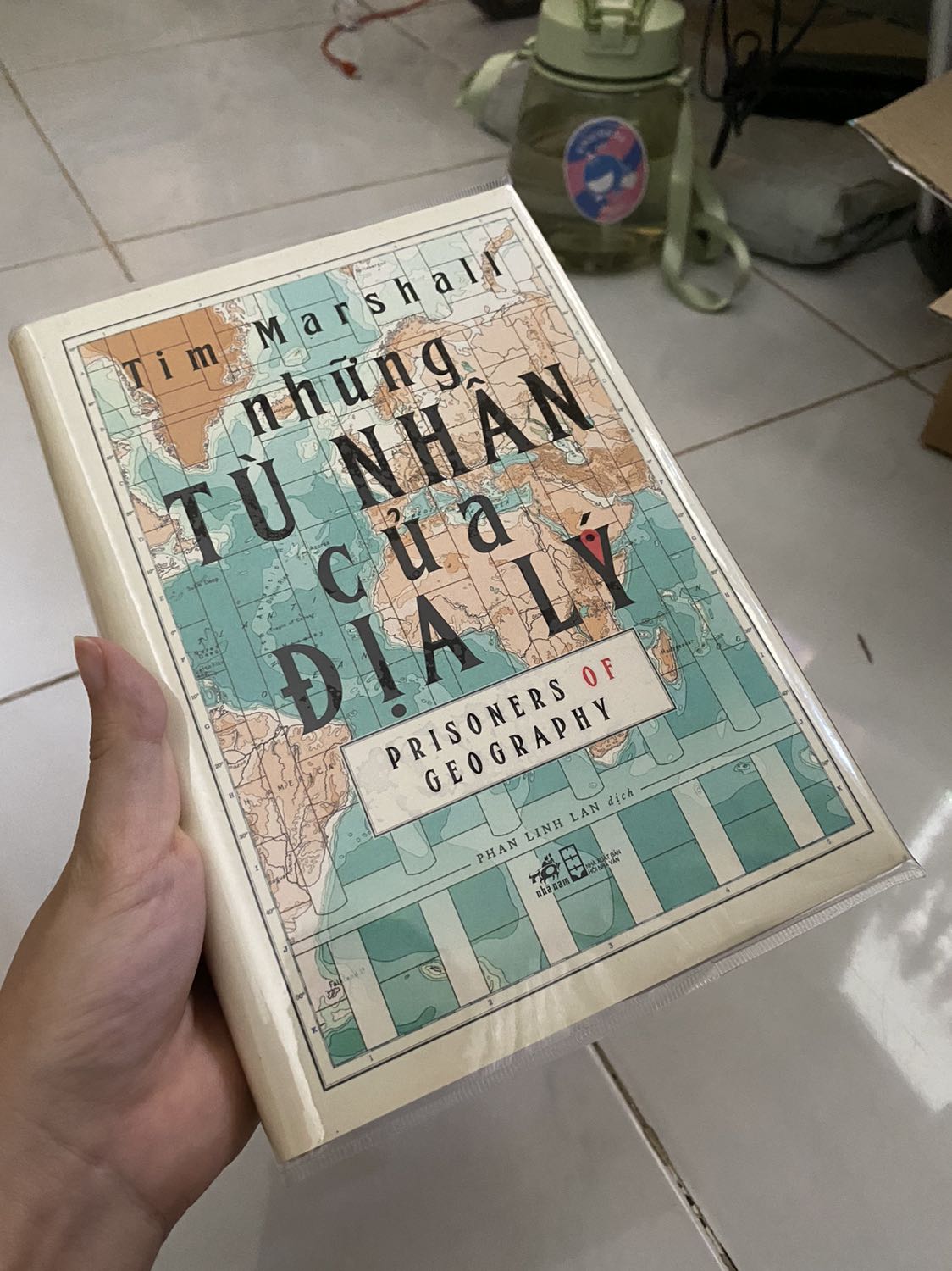 Gói hàng thì thui không nx nữa, u như kỹ thui, may mà sách ổn 🥲 sách đẹp, bọc sách siêu xinh, do bìa cứng lại không có bọc nên móp chút đỉnh nhưng không đáng kể, mà chỗ cạnh giấy bị sần, hình như dính keo với có tí ti bẩn, mình không khó nên thui cũng chấp nhận được, mà tiếc là không có bookmark 🥲