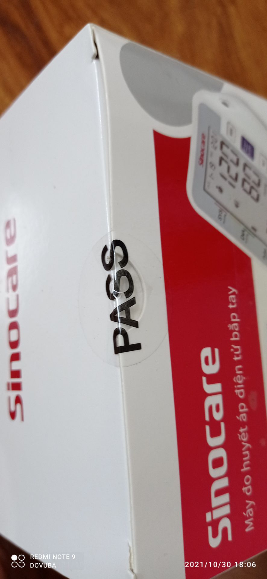 Tốc độ giao hàng nhanh, đúng mẫu mã như hình ảnh, trông bên ngoài khá đẹp và sang. Hàng còn nguyên seal. Trọn bộ gồm 1 máy có thông báo bằng tiếng việt, 1 cái quấn tay, 1 hướng dẫn và 4 pin aa alkaline.