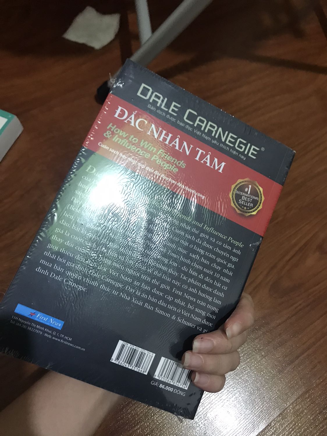 giao hàng nhanh lắm, mới đặt hồi trưa mà chiều đã nhận đc r. Đóng gói hàng đẹp, chắc chắn. Sách đẹp, dày dặn. Mình chưa đọc nên k biết nội dung ra sao nhưng mà chung là hài lòng lắm ❤️