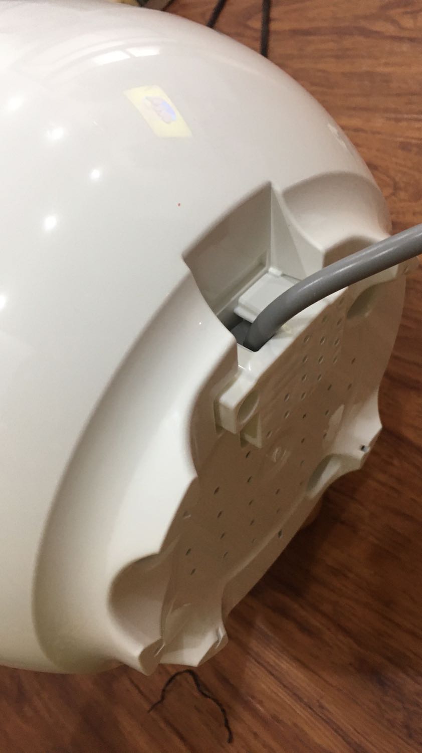 Bình thường dây cắm sẽ được thu gọn hoặc rút rời ra nhưng nồi này ko thể. Bất tiện vô cùng. Nt shop nói là quấn ở dứoi nồi nhưng lúc mang nồi ra bàn ăn rồi cất sẽ rất bất tiện. Điểm trừ cực lớn ở dây điện. Còn về nồi mih chưa dùng nên ko biết tnao. Màu sắc đẹp, đóng gói cẩn thận. Chữ TA, ko pải tiengs Hàn nhé.