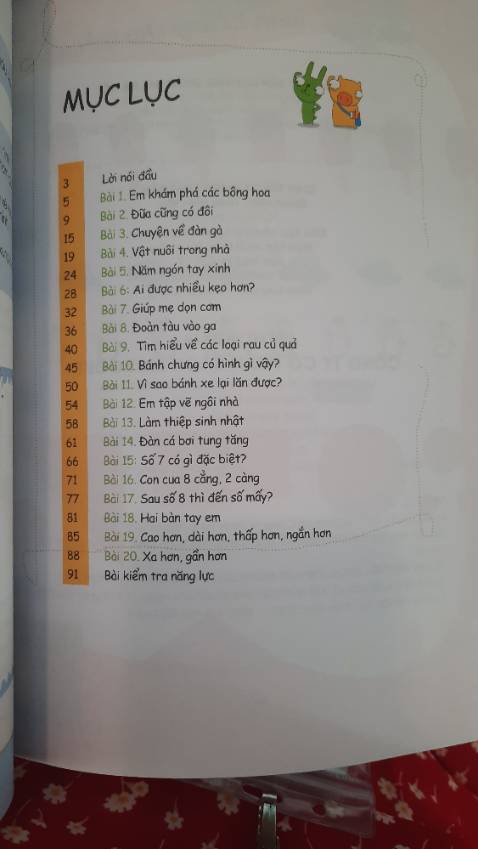 Tập 1 này gồm 20 bài giúp trẻ làm quen về số đếm thông qua các ứng dụng đời sống rất quen thuộc: các ngón tay, bông hoa, toa tàu, số chân loài vật, đi chợ. Cuối sách có cả 1 trang sticker để trẻ dùng cho sáng tạo nữa.
Mình đã mua trọn bộ 6 cuốn PoMath - Toán tư duy này. Kiến thức về toán (phạm vi đếm và ứng dụng) sẽ tăng dần từ tập 1 đến tập 6. Mỗi tập sẽ có các bài Toán kiểu ứng dụng vào đời sống và góc sáng tạo cho trẻ (không chỉ làm tính mà còn vẽ, ghép hình). Các trang đều có tranh màu sắc sinh động.