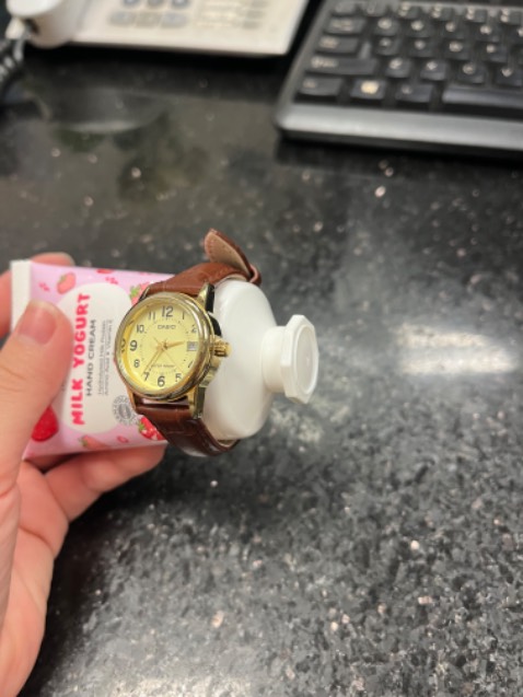 Sốp giao hàng rất nhanh. Đóng gói cẩn thận. Dây ổn nha. Màu hơi sáng so với màu đồng hồ cũ của mình. Chất liệu hơi cứng nhưng giá hạt dẻ nên cũng ko đòi hỏi gì thêm. Nói chung là ổn nên mua ạ :))))