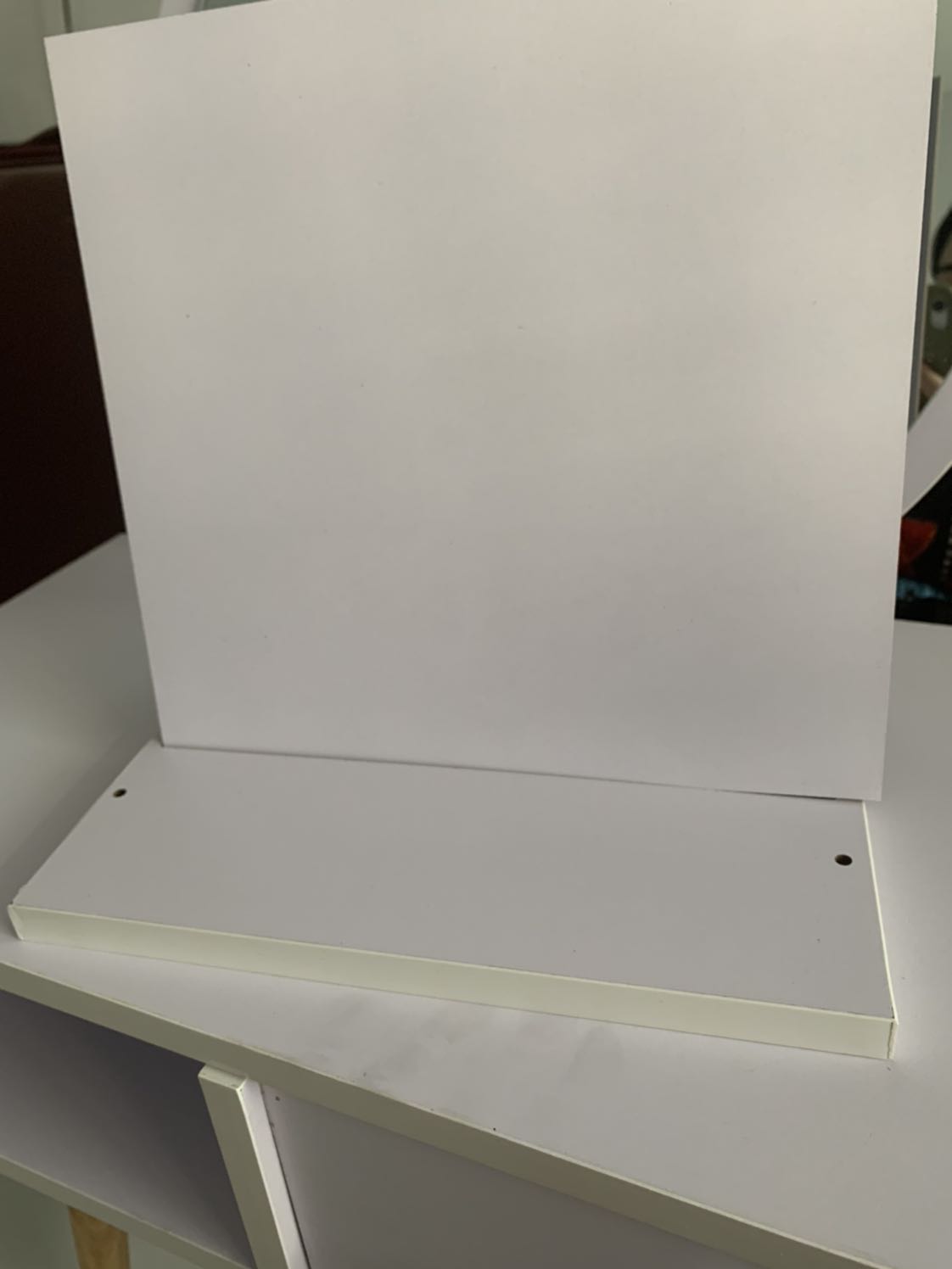 Tấm đế hộc shop cắt kích thước ko đúng nên ko lắp hộc được. Đang đợi shop phản hồi. Trước mua bàn và kệ sách thấy ưng ý nhưng lần này hơi thất vọng.