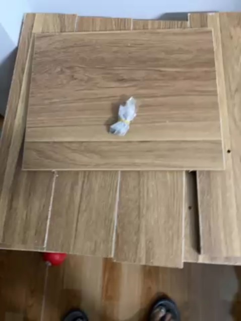 Ván tốt, đóng gói cẩn thận, nv giao rat lịch sự, sản phẩm qc cái bàn, giao 4 miếng ván tôi pn già sao tôi biết làm gi voi 4 miếng ván này đây? Gio tôi bỏ đó, tốt nhất nên ghép sẳn chân xếp họ mỡ ra họ dùng, tôi 67 tuoi tôi biet làm sao 4 tấm ván này đây