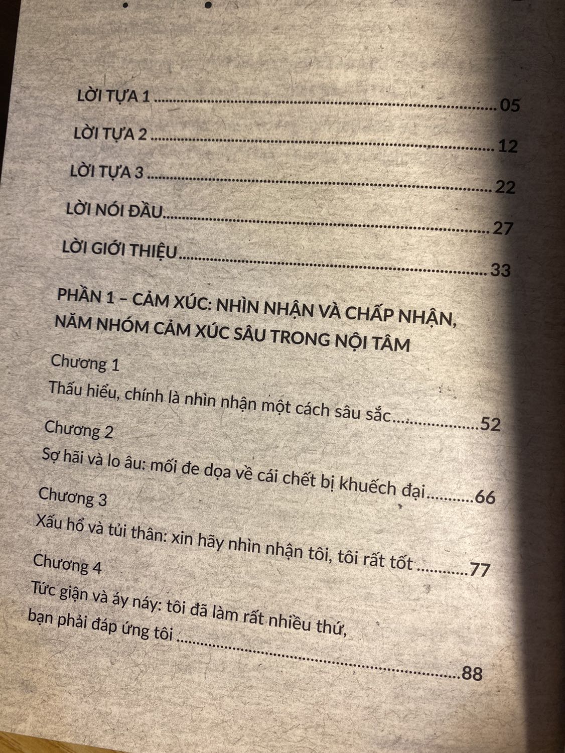 Một cuốn sách tâm lý về chủ để mình thấy rất phổ biến hiện nay khi ngta nghĩ rằng có thể làm người khác yêu quý mình bằng cách chiều lòng họ. Nội dung sách chi tiết, dễ hiểu có cả phần luyện tập cuối chương nữa. Bìa của cuốn sách đơn giản nhưng ngẫm thì rất ý nghĩ lun á. Shop giao siêu nhanh, đóng gói ổn, sẽ ủng hộ tiếp ❤️❤️❤️