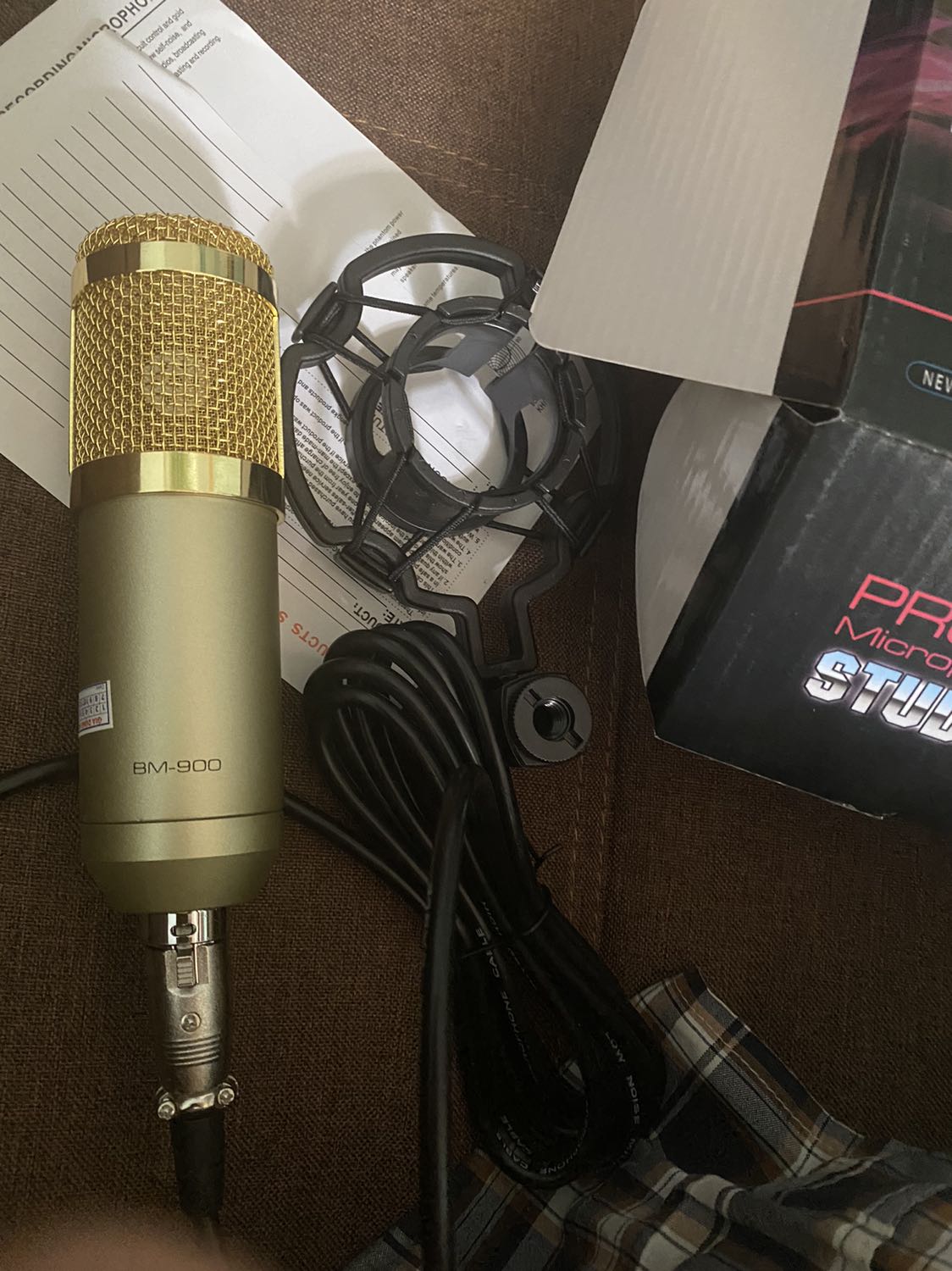 Rõ ràng đặt mua Woaichang nhưng lại giao hàng không đúng nhãn hiệu, trên mic không có nhãn hiệu luôn, hộp cũng khác.