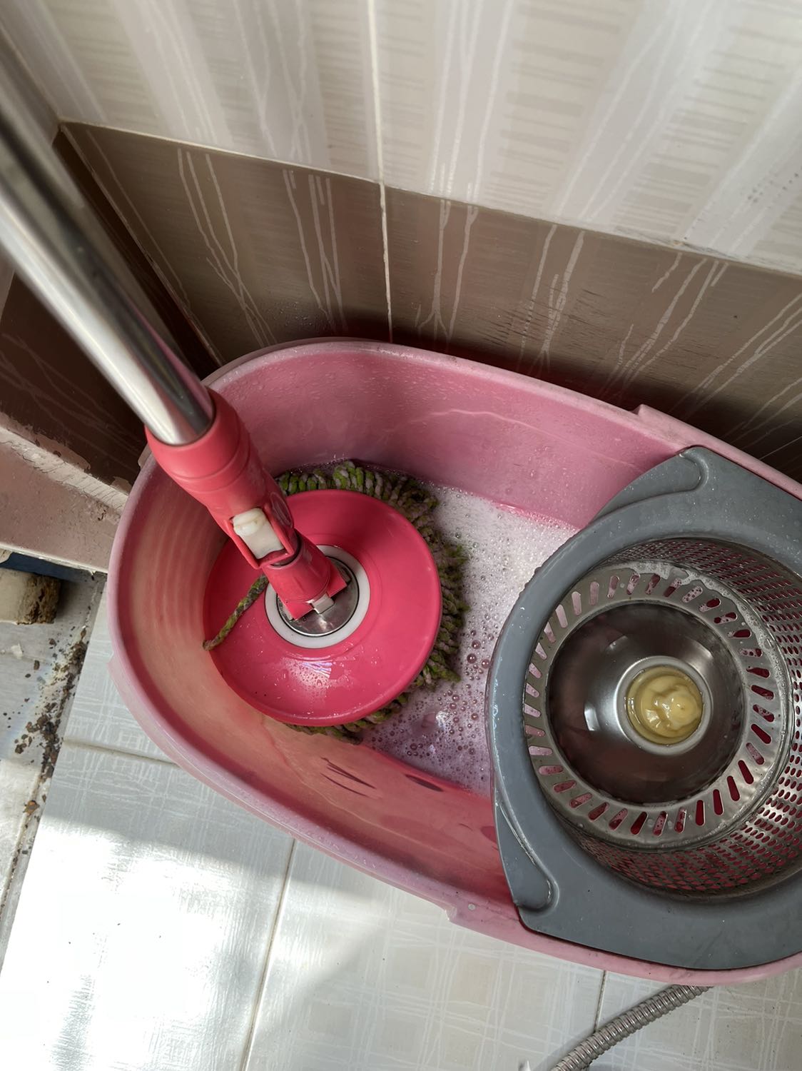 Lần đầu dùng thử sản phẩm loại này vì trước giờ quen dùng nước lau sàn nhưng khá bất ngờ vì cũng tiện và thơm, hết hộp sẽ mua thêm