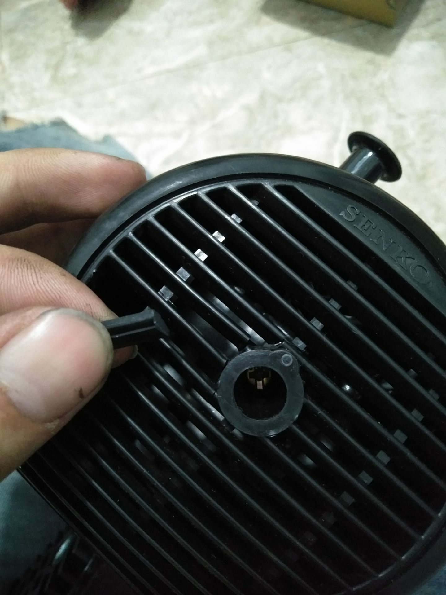 Quá thất vọng 
Mua hàng tiki nhiều lần nhưng chưa lần nào tệ như vầy
Hàng giao thì bể gãy phải ra ngoài mua thêm
Tem nhãn dán thì bị bóc ra, quạt chạy kêu ù ù như hàng cũ,  quạt chạy được hơn 30 phút nóng sờ phỏng tay, có giao phải hàng cũ cho tôi ko vậy???