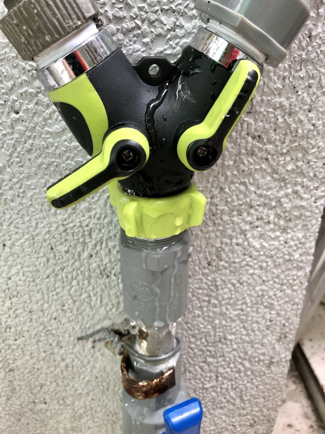 Mẫu mã đẹp, thiết kế hay nhưng mình lắp vào thì 1 bên bị rỉ nước. Mình trả hàng và Tiki đã hoàn tiền mặc dù chậm.