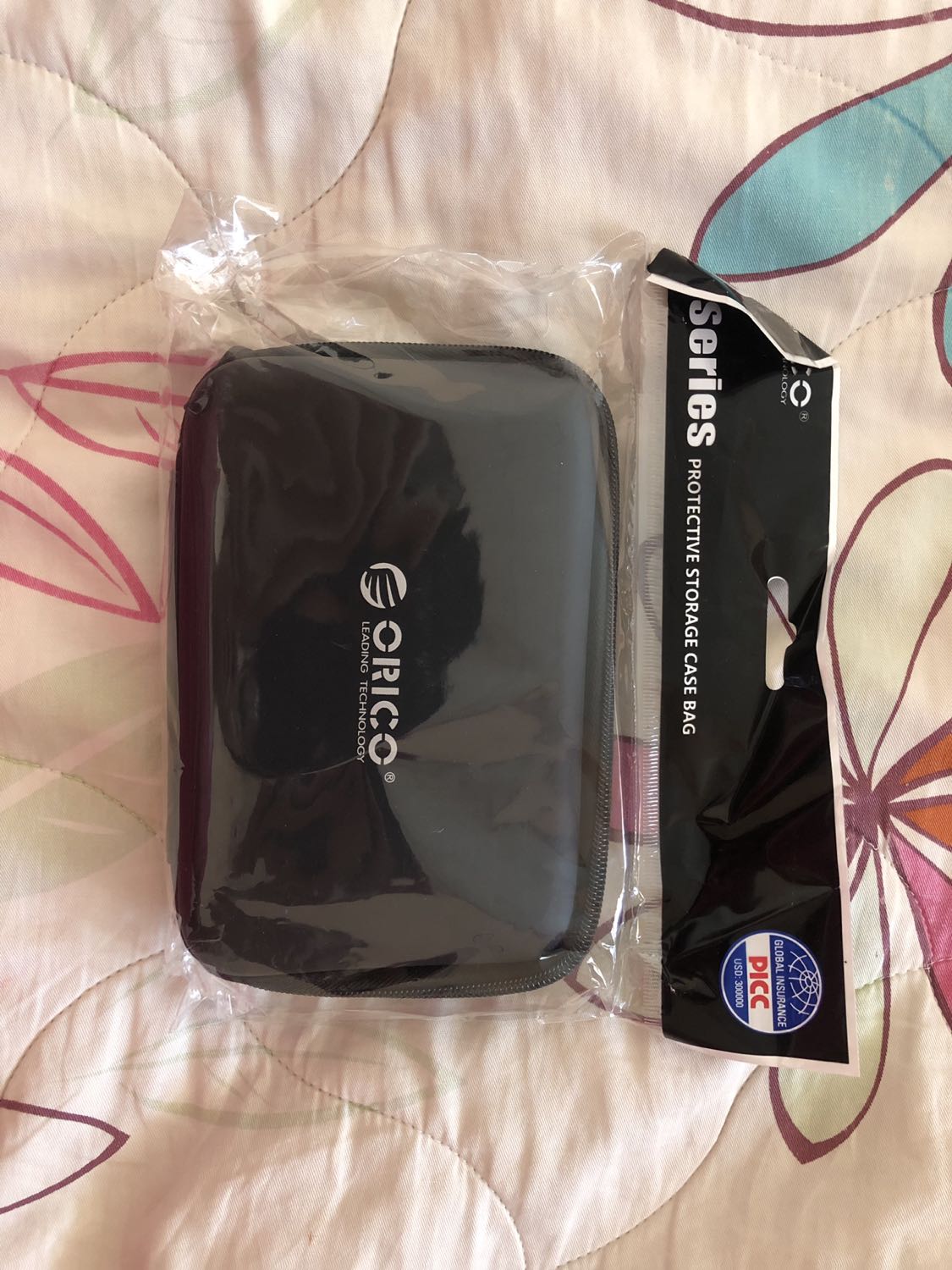 - Mình mua lúc giảm giá còn 41k
- Tiki giao hàng nhanh. Mình đặt hàng từ 29/5, tới sáng 31/5 đã nhận được hàng. Hàng được đóng gói chắc chắn, cẩn thận. 
- Chất lượng sản phẩm: 
   + Có tem bảo hành. Có nhà sản xuất cụ thể.
   + Túi có khả năng chống nước tốt.
   + Túi to, đựng được nhiều đồ, túi này lớn hơn túi bảo vệ của Orico loại PHL-25 . Mình để vừa cả sạc dự phòng Xiaomi Gen 2S luôn nhé. 
   + Bên ngoài cứng cáp. Bên trong có lớp nhung mỏng vừa đủ, khả năng chống sốc không cao nhưng lớp nhung này hỗ trợ tránh trầy xước đồ dùng bên trong.
=>>> Hoàn toàn hài lòng về chất lượng và sản phẩm Tiki đem lại. Cảm ơn Tiki. ❤️