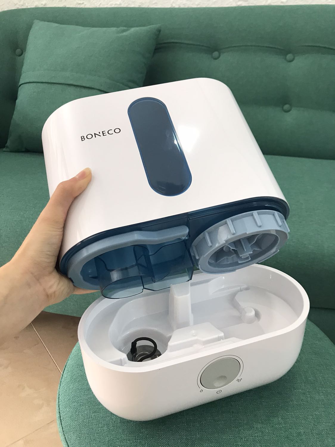 Giao hàng nhanh, có cả nv kỹ thuật hướng dẫn cách dùng vì quyển hướng dẫn toàn bằng tiếng anh thui à hic. Mới dùng thấy khá ổn phun hơi sương đều, dùng mấy hôm mới phải thêm nước, hết nước nó tự báo và ngừng nên khá ưng. Mong là dùng bền, thấy bảo hành 2 năm nên yên tâm