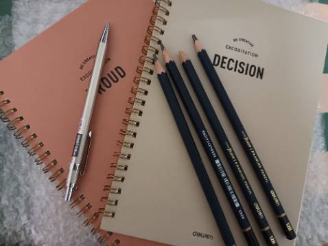 Sổ được thiết kế nhỏ gọn , xinh cực
Màu rất nịnh mắt
Sổ sài khá ổn ngen 
Với giá như này thì oci lắm ạ .