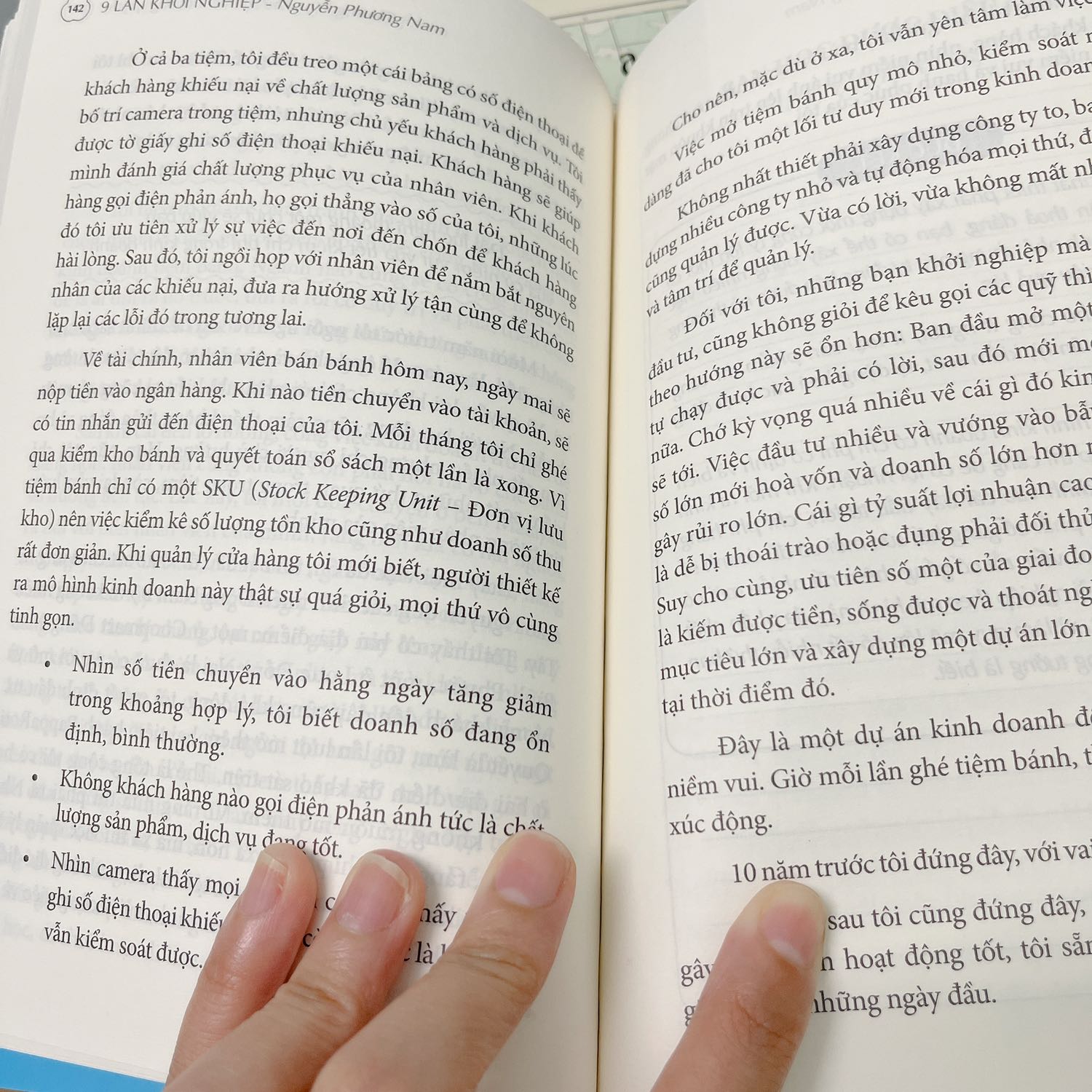 Mua thử 2 cuốn khởi khởi nghiệp bán lẻ và cuốn này. Đúng là cuốn này hay hơn rất nhiều lần cuốn khởi nghiệp bán lẻ. Hay là vì nó là chia sẻ từ trải nghiệm thực tế của 1 người từ k có gì đến tạo ra nợ rồi tìm cách trả nợ và làm lại từ đầu và từ từ tạo ra 1 con gà đẻ trứng vàng. Nếu bạn k có nhiều tiền thì mua cuốn này đc rồi k cần mua thêm mấy cuốn kia. Đọc để hiểu đc cái tinh thần của người viết về ý chí khởi nghiệp và học hỏi từ những sai lầm trong kd.