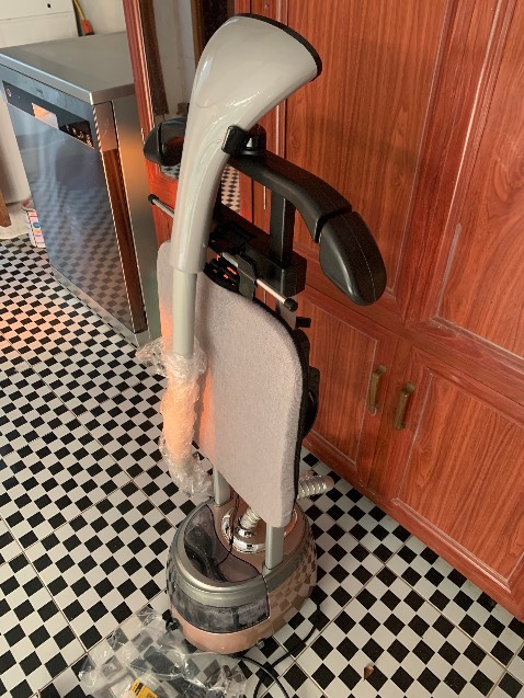 mình ở GÒ VẤP có trạm bảo hành gần nhà NÊN rất yên tâm về sp.  Nhận hàng có phiếu bảo hành và sách hướng dẫn đầy đủ. SP bảo hành 3 năm nha. tes thử  hơi nước ra mạnh, nóng, là phẳng nhanh nói chung ok. Rất rất rất hài lòng với sp