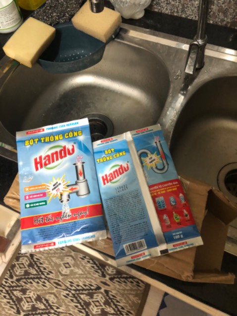 Mình mua định dùng để xử lý bồn rửa chén bị nghẹt, tuy nhiên không hiệu quả lắm với nhà mình. Dùng 1 gói không được nên nghe shop nói bồn thông nhau cần dùng tiếp gói thứ 2, tương đương 1L dung dịch sau khi hoà tan 2gói. Tuy nhiên trước khi dùng thì nước rút chậm sau 1-2 phút, sau khi dùng nước rút sau 2 giờ. Shop tư vấn tiếp là cần dùng 3-4L do đường ống to bồn to (thật ra bồn nhỏ, đường kính ống cỡ 3cm), cần tháo ống ra kiểm tra xem có cặn bên trong không. Cho 4* vì shop vẫn tận tình nhắn tin phản hồi và gọi tư vấn chứ sản phẩm không thật sự xử lý được việc nghẹt. À lưu ý khi hoà tan bột với nước sẽ có dung dịch ấm nóng, không nên dùng đồ nhựa mỏng để đựng bột trước khi hoà tan.