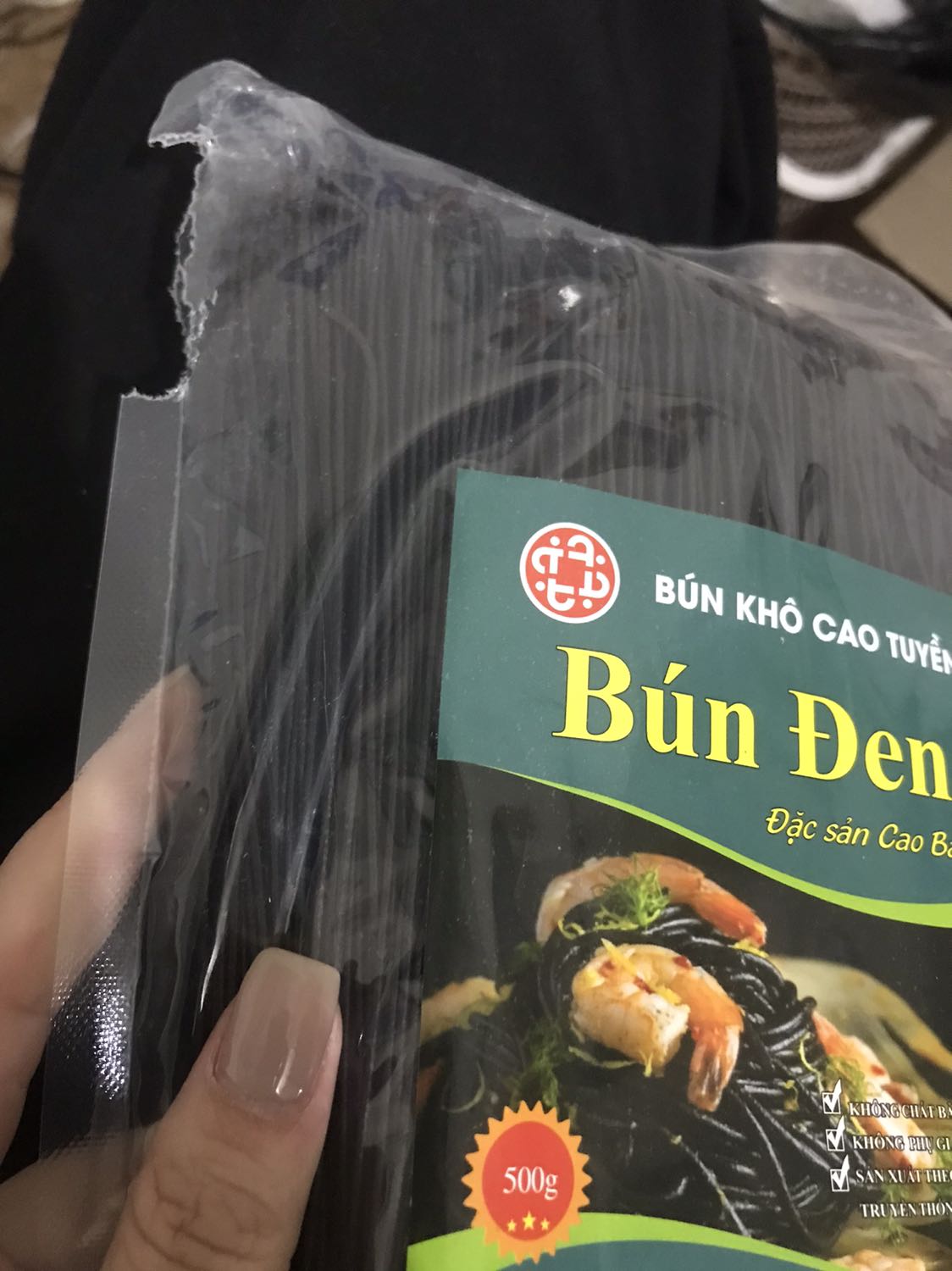 K hiểu bao bì bị con gì cắn mà vẫn gửi cho khách được. Quá thất vọng.