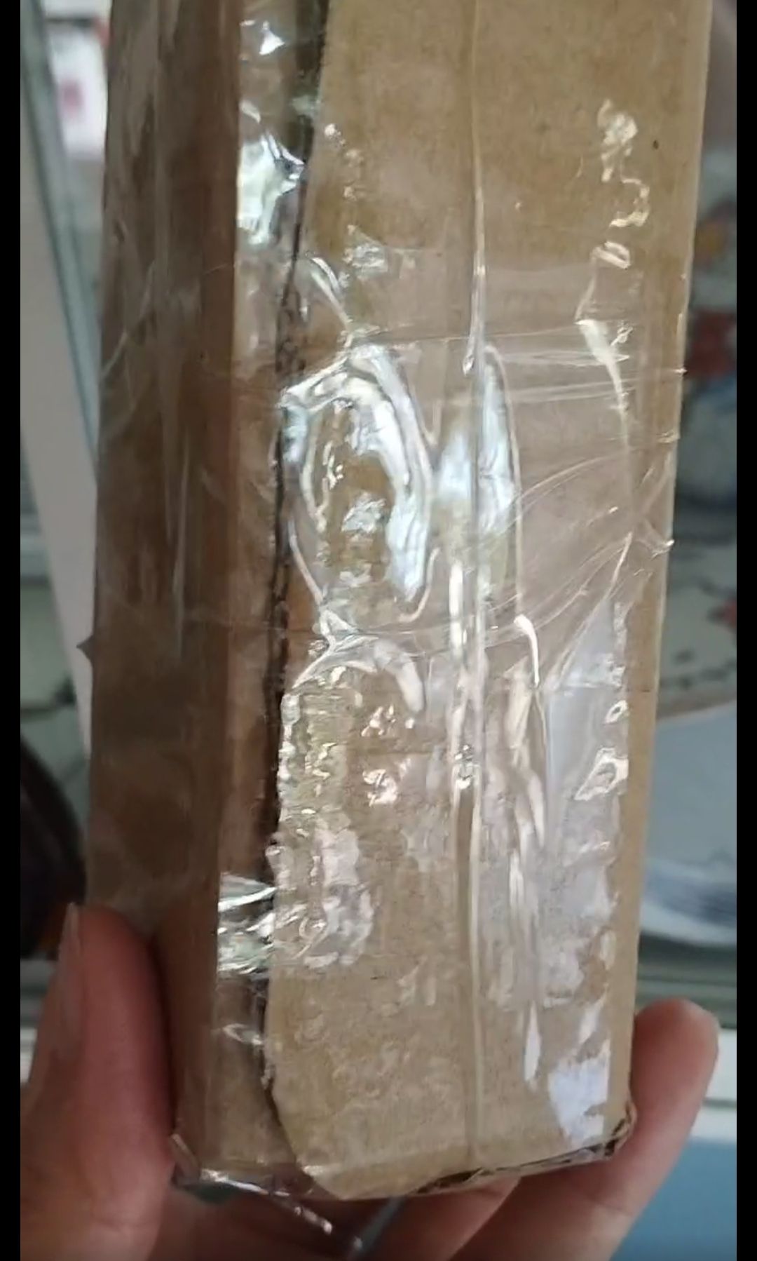 Chỉ 2 tuần, ngày dùng 1 lần, nút bấm không điều khiển được, tắt không được, phải dùng sạc cắm vào, mở không được nhưng đang đêm thì có khi tự chạy.