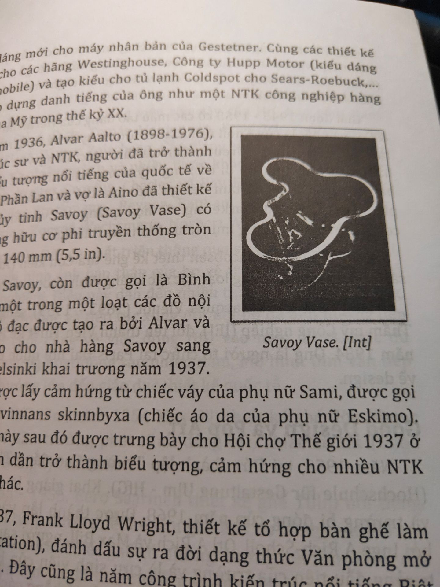 Chỉ có vài trang cuối là ảnh có màu,
lượng kiến thức, thông tin ổn nhưng hình minh hoạ tối thui chẳng nhìn được gì cả, đọc phát nản luôn. Mọi người cân nhắc khi mua