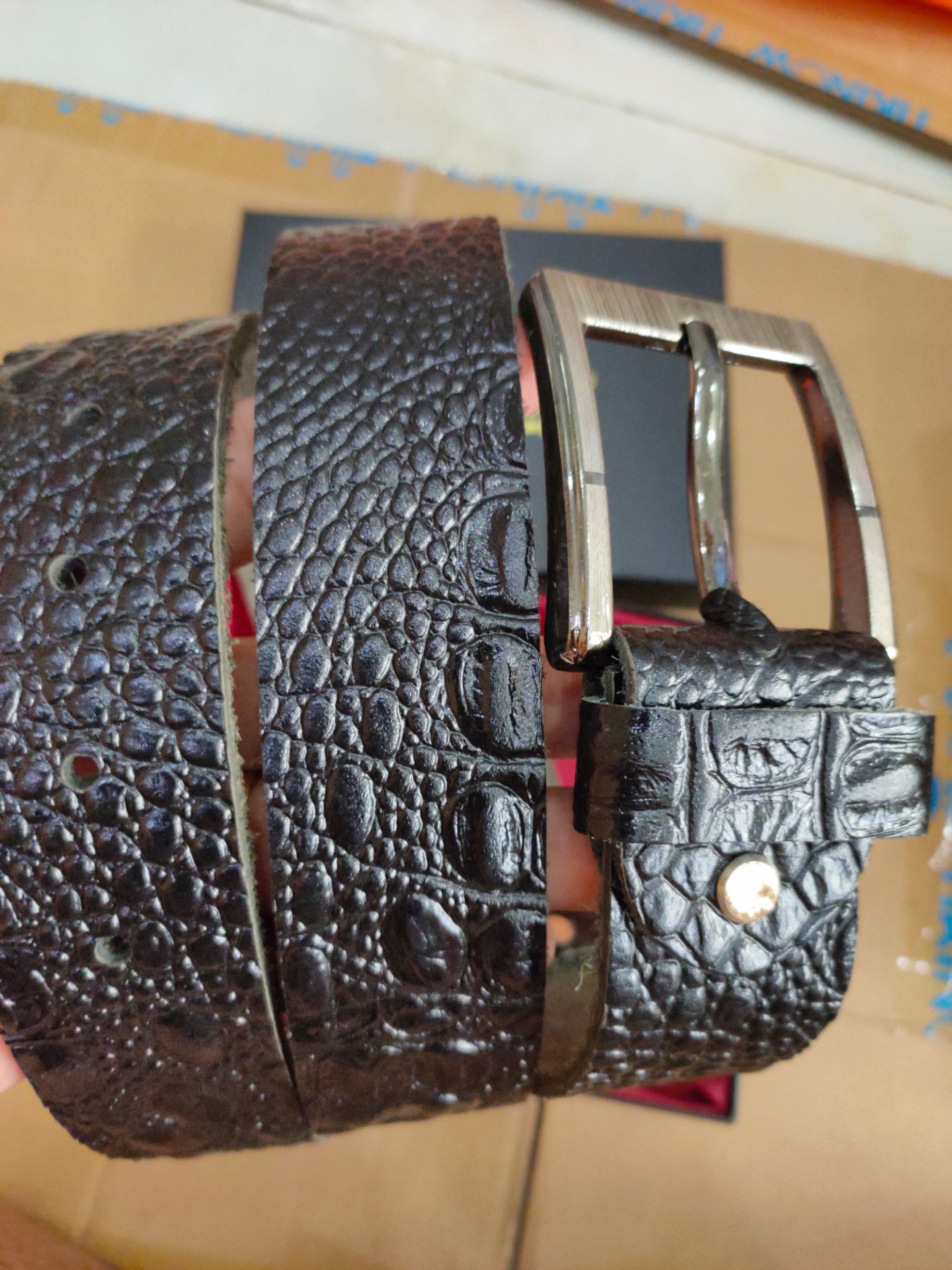 Thắt lưng đẹp, da thật có hộp và thẻ bảo hành 1 năm... rất tốt