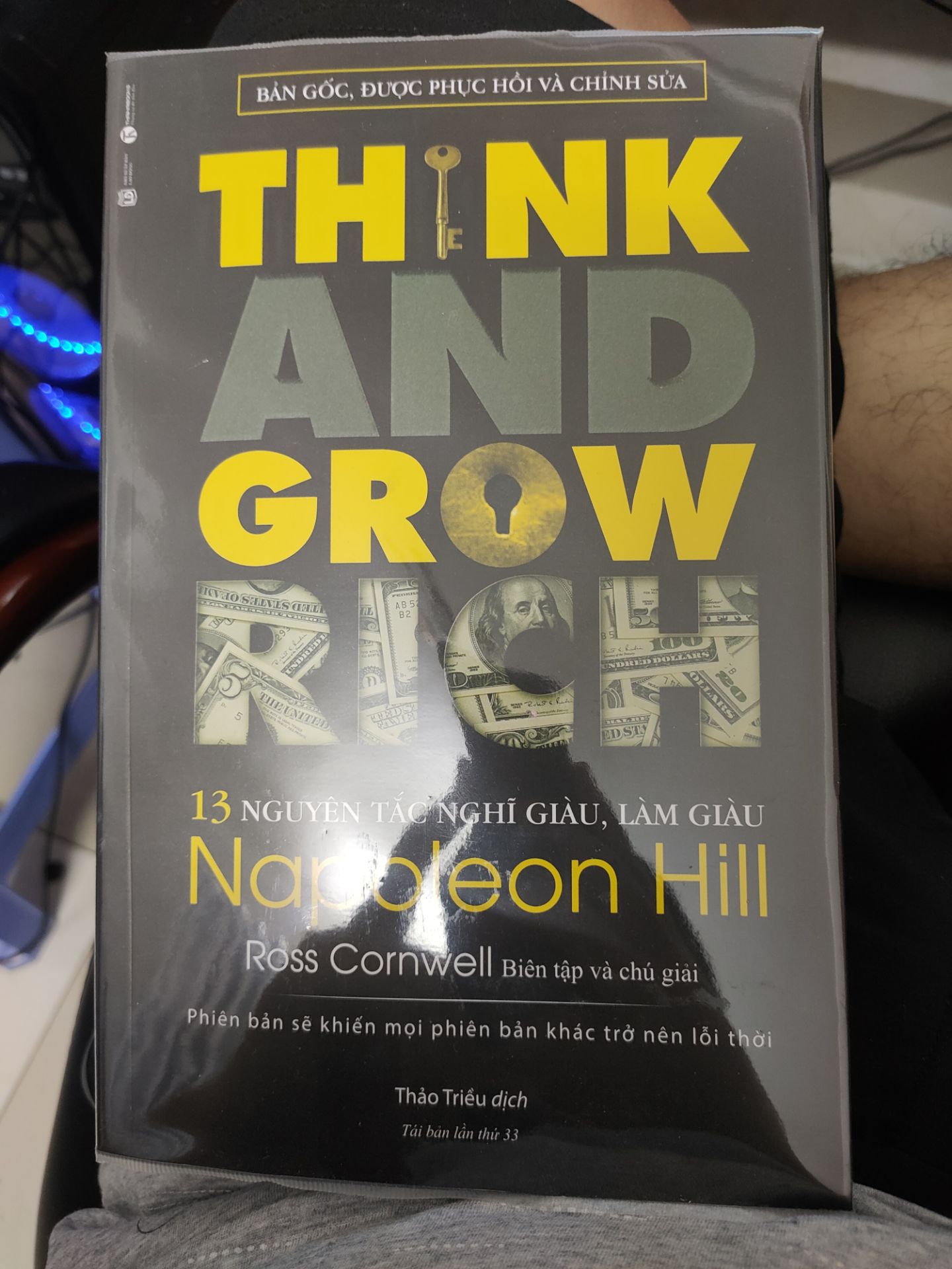 Tạm, tui thấy có phần in màu vàng bị mất và lem màu. Tui thấy hơi thất vọng vì tui muốn cuốn sách của tui pải thật hoàn hảo. Nếu là lỗi của nhà sản xuất thì người bán pải trả lại, chứ sao bán sản phẩm lỗi cho khách đc. Lưu ý tui nói để rút kinh nghiệm chứ tui ko có trả sản phẩm.