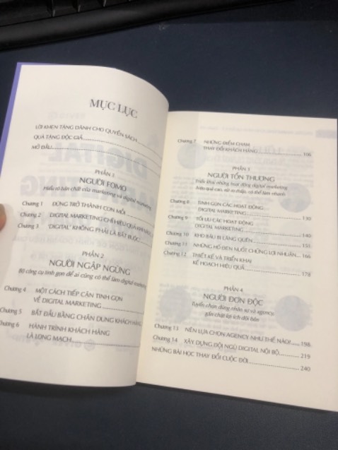 Nói thật là mình cũng đang khởi nghiệp, đang quản lý một team 4 bạn làm Marketing, vừa làm vừa học. Nhiều lúc những quyết định làm tiêu tốn nhiều nguồn lực mà k cho ra kết quả tốt, cũng nản thật sự. Bữa mua cuốn sách này cũng chỉ hy vọng tìm được một giải pháp gì đó. Nhưng cái mình nhận được nhiều hơn cả vậy. Cuốn sách giúp mình định hướng lại những gì mình đang làm và sẽ làm. Cũng như có những ưu tiên tốt hơn chứ không phải cái gì cũng làm hết. Tầm mấy ngày gần đây. Thấy tiến độ công việc có vẻ ổn hơn và đi theo chiều hướng tích cực hơn. Kinh nghiệm thực chiến của anh Phong phải công nhận là xịn, và mình có thể áp dụng triệt để (cũng tuỳ tình huống cụ thể, chứ mình không bê nguyên xi). Năm nay cũng gọi là cách mạng 4.0 5.0 rồi, dù hơi có tuổi xíu nhưng cũng phải học thêm về digital cho biết. Mà quản lý tụi nhỏ. Mình thấy cuốn sách này đáng mua và trải nghiệm. Biết đâu được năm nay hay chậm hơn là năm sau đạt được mục tiêu doanh số 10 tỷ đầu tiên.