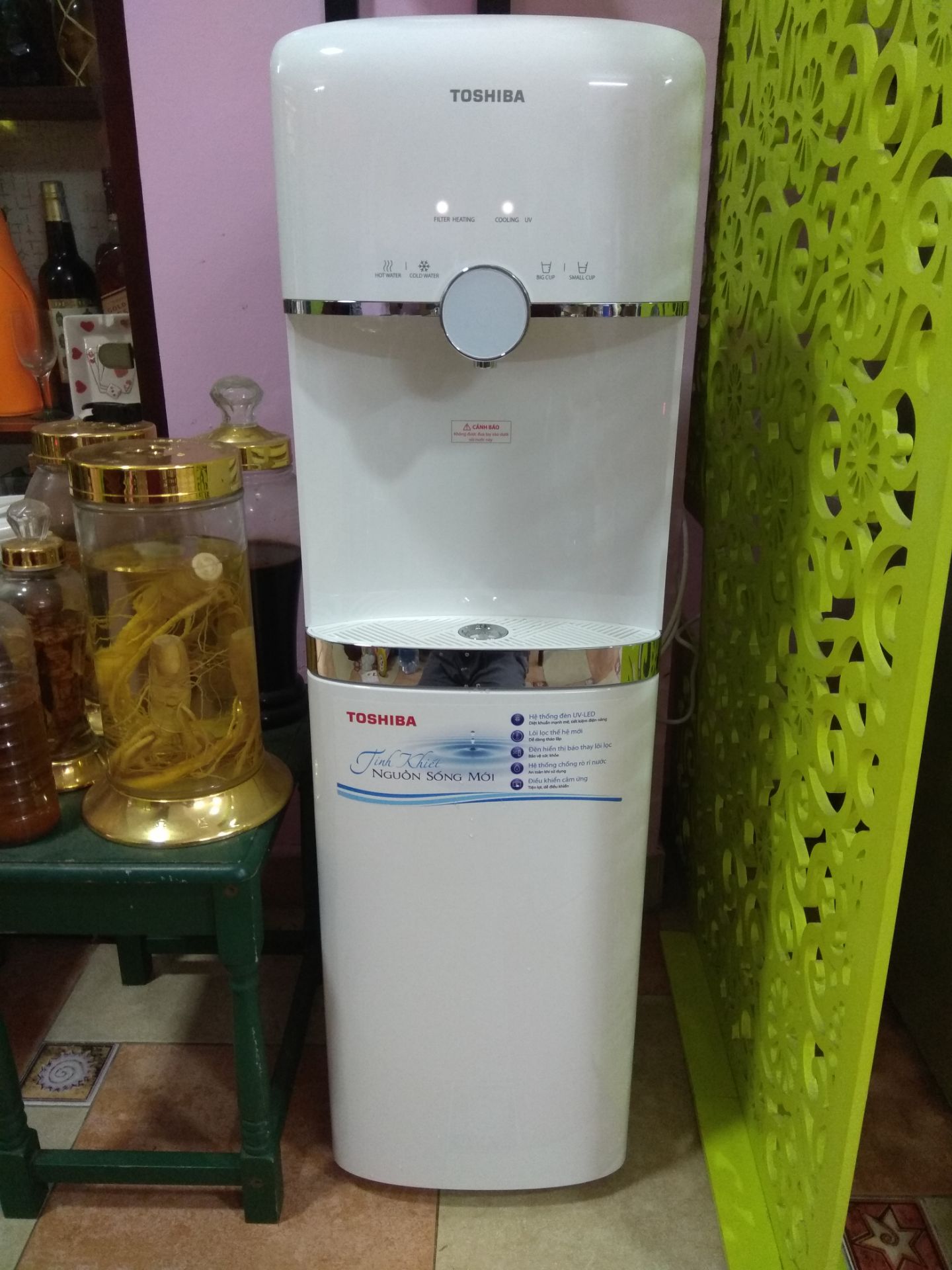 Giao hàng nhanh. Lắp ráp cũng dễ nhưng ống nước quá ngắn, chỉ khoảng 1m. Sử dụng ống 6 ly cho đường cấp và xả. Làm lạnh bằng gas giống tủ lạnh nên hy vọng nước lạnh nhiều. Nước nóng làm rất nhanh, chưa kịp thấy đèn sáng luôn