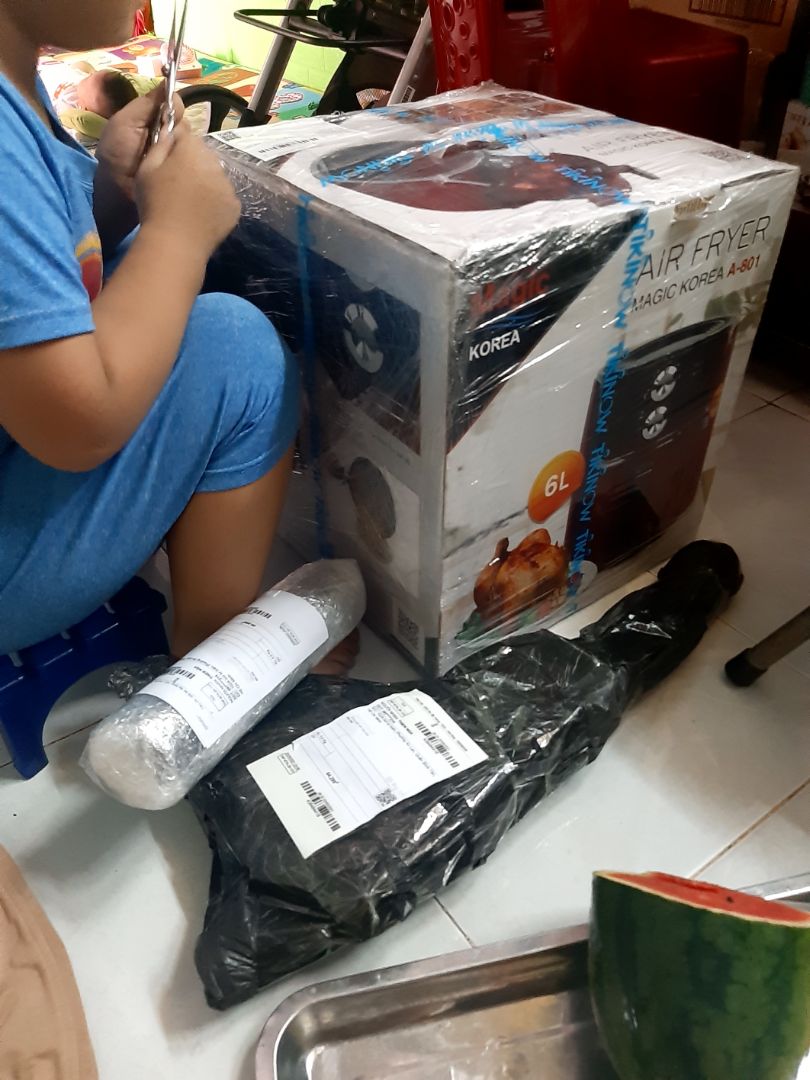 ướp sẵn con gà hôm qua. đặt mua cái nồi chiên chân không magic luôn. đặt buổi chiều hôm qua, t7, hôm nay chủ nhật đã có. nướng liền trải nghiệm luôn .
ok lắm nha cả nhà. mình mua loại 6L rất to luôn.