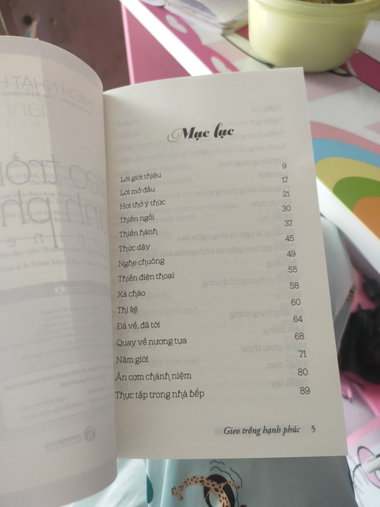 đây là quyển sách đầu tiên mk mua của thiền sư Thích Nhất Hạnh. nghe qua thầy đã lâu, sách giao nhanh trong thời dịch mà sáng đang ngủ shipper gọi nhận hàng r. dạo này mk muốn nghiền ngẫm về chủ đề hạnh phúc cho nên mk thấy đây là quyển sách mk cần, uhm mk xem lướt qua sách thì có ns về thiền, xuyên suốt quyển sách viết rất nhẹ nhàng, đáng để thử, lâu r mk chưa mua sách sẵn dịp mua tặng sn bạn thì mk cũng mua tặng bản thân, chúc b tìm đc quyển sách ưng ý