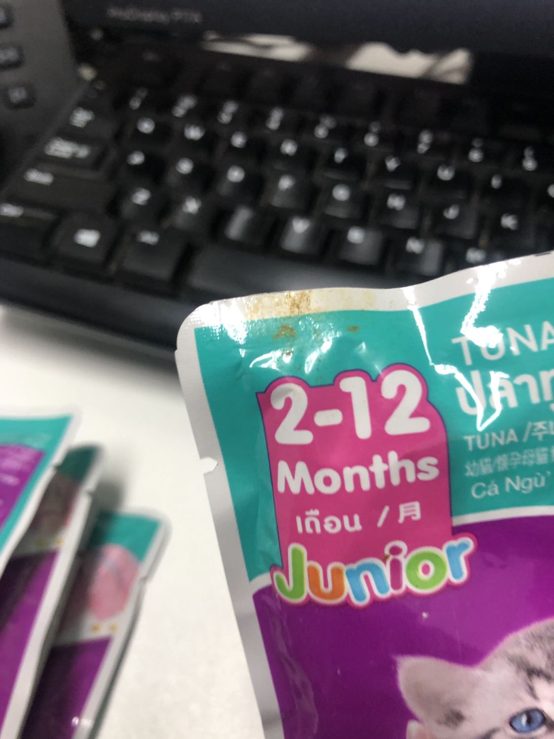 Hàng mới mà bị dính vết dơ, chắc là do túi khác bị rách dính, may là hai hộp của mình không có túi nào bị rách. Date xa 2022 . Mong Tiki lần sau kiểm tra kỹ hơn.