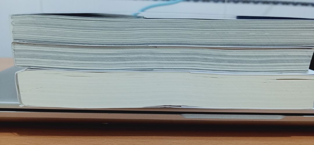 Shop có lớp bọc ngoài sách. Sách mới toanh 100%. Nội dung thì mình chưa đọc.