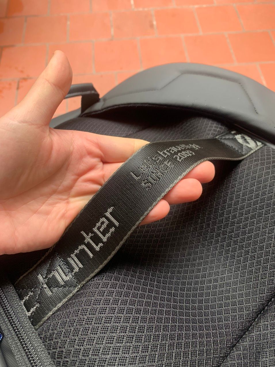 sản phảm rất tốt. mình nhìn là ưng luôn. sản phẩm đúng mô tả, vải dày, các ngăn và khoá bố trí hợp lý, có chống nước. Nói chung là ưng. Giao hàng hanh