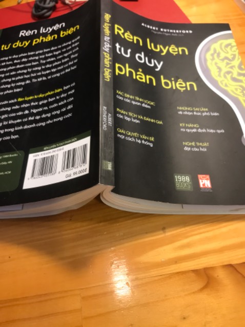 Tiki giao hàng nhanh. 
Sách giấy ok.  Nhưng
Nội dung thì viết lan man. Viết linh ta linh tinh về não bộ và trí nhớ. Mình đọc gần nửa quyển sách rồi mà chả thấy được cái critical thinking nào. 
Khuyên bạn nên xem podcast trên youtube hơn thay vì mua quyển sách này. Phí tiền phí thời gian…