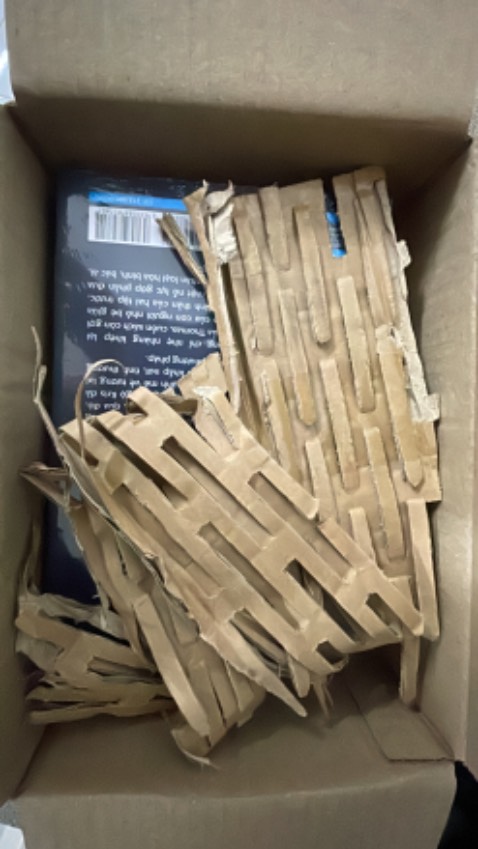 Shop đóng gói kỹ càng và chuẩn bị hàng cực kỳ nhanh luôn, mặc dù mình đặt hàng vào Chủ Nhật.
Sacha còn nguyên niêm phong và mới cứng luôn. Đợt này mua được giá tốt 163.500đ khá ok so với giá bìa. Thanks shop và Tiki nhiều nhé 🥰