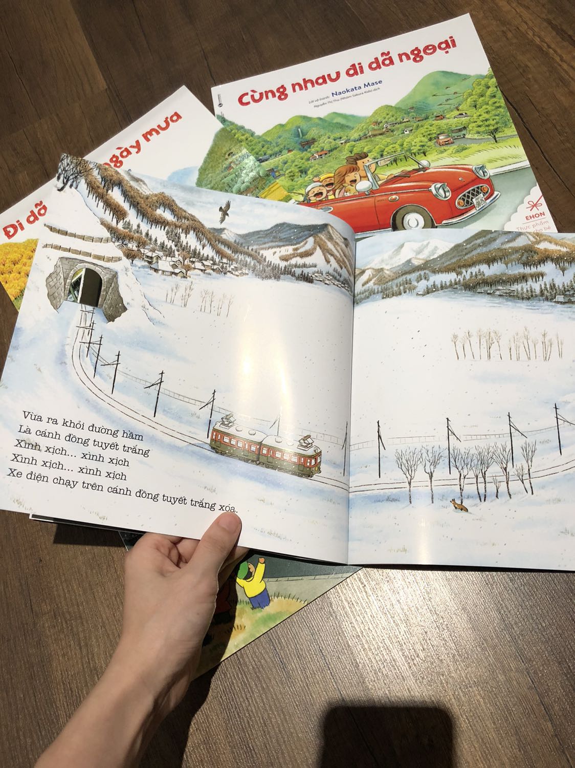 Sách rất đẹp, giấy dày, mịn, những bức tranh sinh động, màu sắc nhẹ nhàng, hình ảnh rõ nét. Nội dung ngắn gọn, dễ hiểu, bé rất thích thú