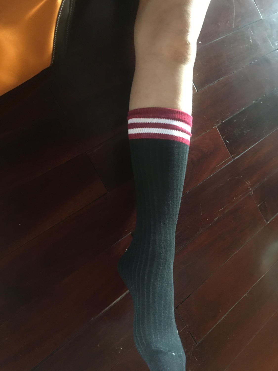 sản phẩm giao không giống như hình. HÌnh mẫu dưới gối 1 chút nhưng hàng giao ngang bắp chân. Mẫu sọc trắng nhưng giao sọc đỏ. Nói chung là không hài lòng. Shop vui lòng kiểm tra trước khi gởi. Vì mình không có nhà, nên người nhà mình lỡ nhận.