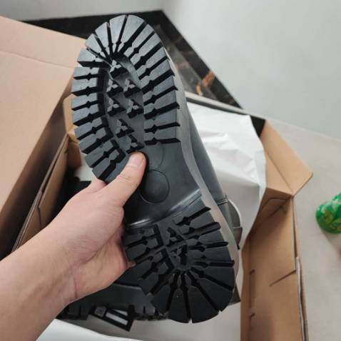 Giày đẹp giống hình, mang vào chân cực sang 
Kb chất da có bền lâu hay ko, nhưng so vs giá tiền thì cũng tạm ok 
Sẽ qlai mua sp khác của shop