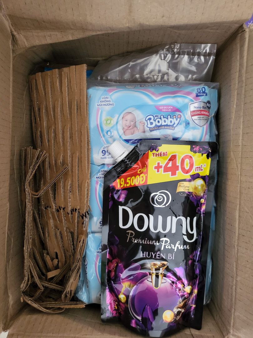 được tặng quà cũng dui nhưng mà cái thùng giao đến móp méo quá nhiều nên niềm vui giảm đi 1 nửa