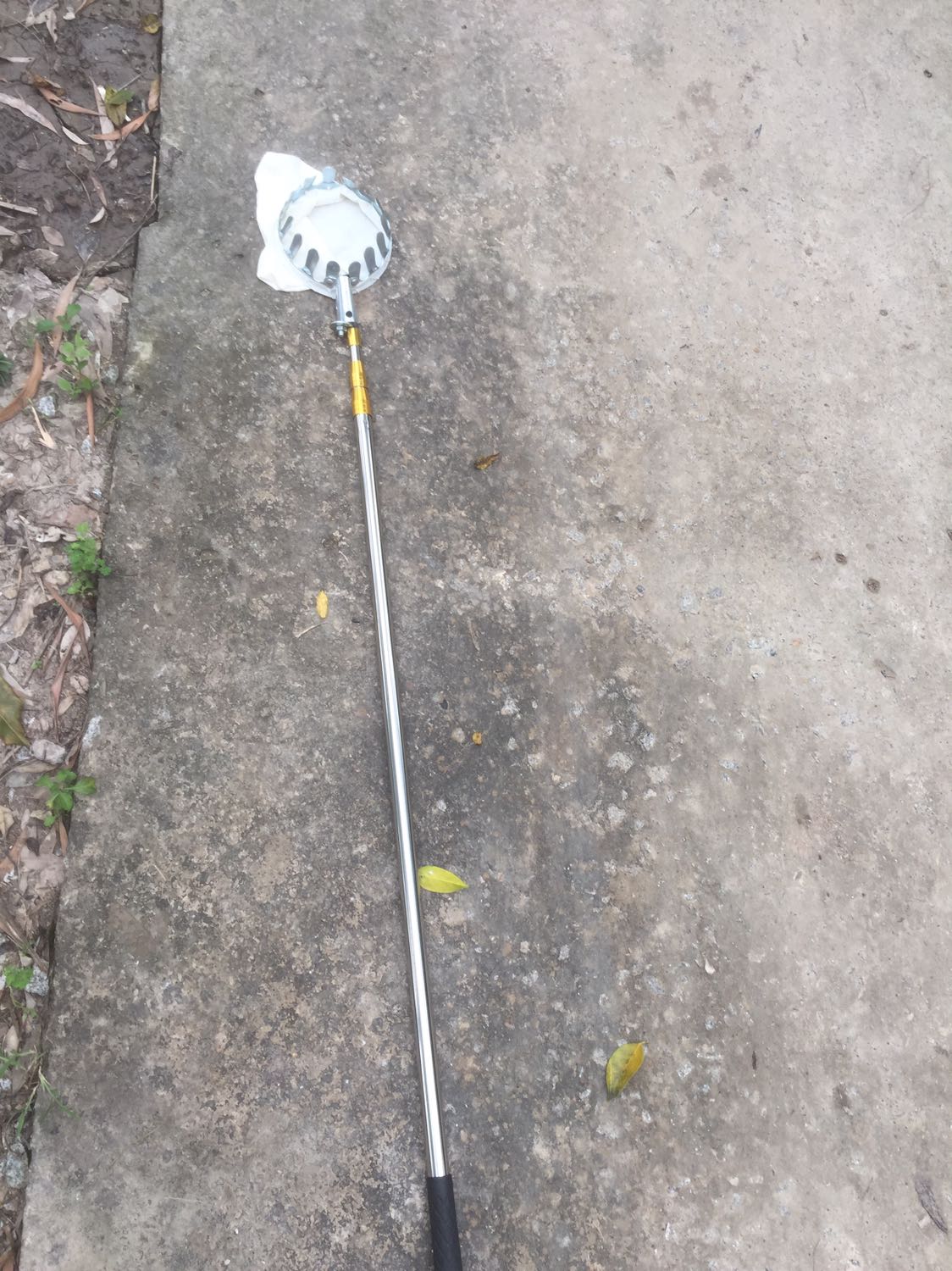 Đường kính miệng bé xíu à, ốc vặn lỏng lẻo, thân inox thiết kế khá tiện dụng, đóng gói kĩ