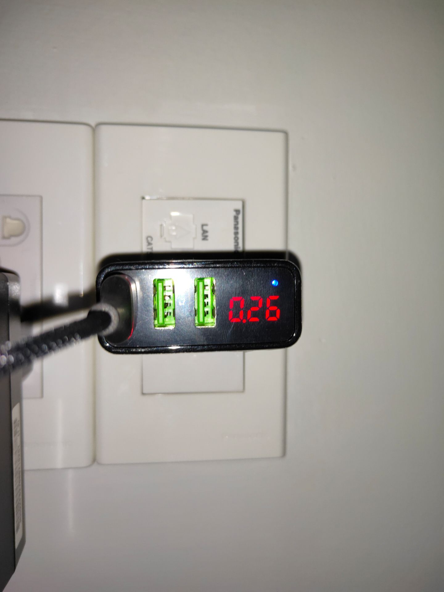 Hàng giao nhanh, dùng ship thường 19K qua thứ 2 giao nhưng thứ 6 đã giao. Sạc dùng tốt, có Trickle Charge tự hạ cường độ dòng điện khi gần đầy và tự ngắt dòng khi sạc đầy nên cắm sạc qua đêm an tâm hơn. Tuy nhiên cần lưu ý sạc ghi 3A là tổng khi cắm 3 cổng cùng lúc (1A mỗi cổng) chứ không có phải sạc nhanh để mọi người khỏi mua nhầm rồi đánh giá 1 sao