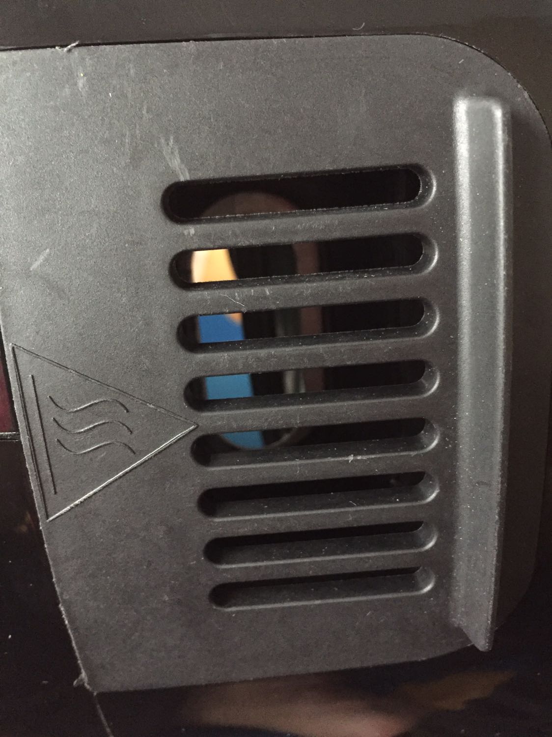 Nồi mới mua nhưng bám bụi ở các kẽ, đặc biệt là ở khe thoát hơi nóng, ố và trầy nhiều chỗ, không thể chùi đi được, bộ phận dẫn nhiệt còn bị gỉ. Mới chiên thử đùi gà thì hoạt động ổn, chín đều nếu trở thêm 1 lần giữa lúc chiên. Không biết dùng được bao lâu vì như hàng dùng rồi đã đổi trả, sửa lại rồi bán cho khách khác