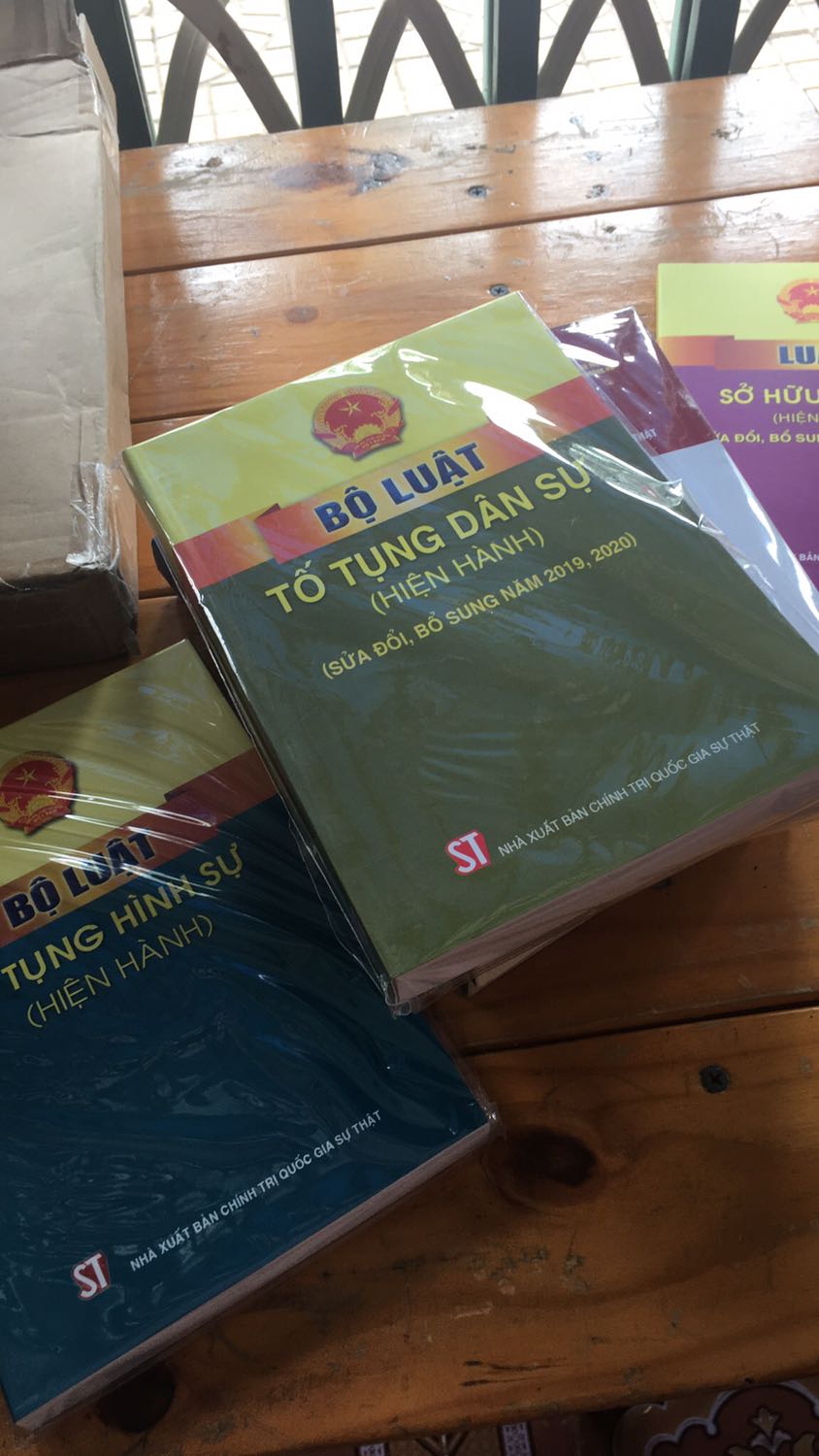 Mùa dịch nhưng giao hàng nhanh hơn mình nghĩ, shipper dễ thương lắm nè, sách thì được bọc bên ngoài thế này, mới tinh không trầy xước, nói chung là ưng lắm ạ. 5 sao cho cả dịch vụ và chất lượng sản phẩm ❤️