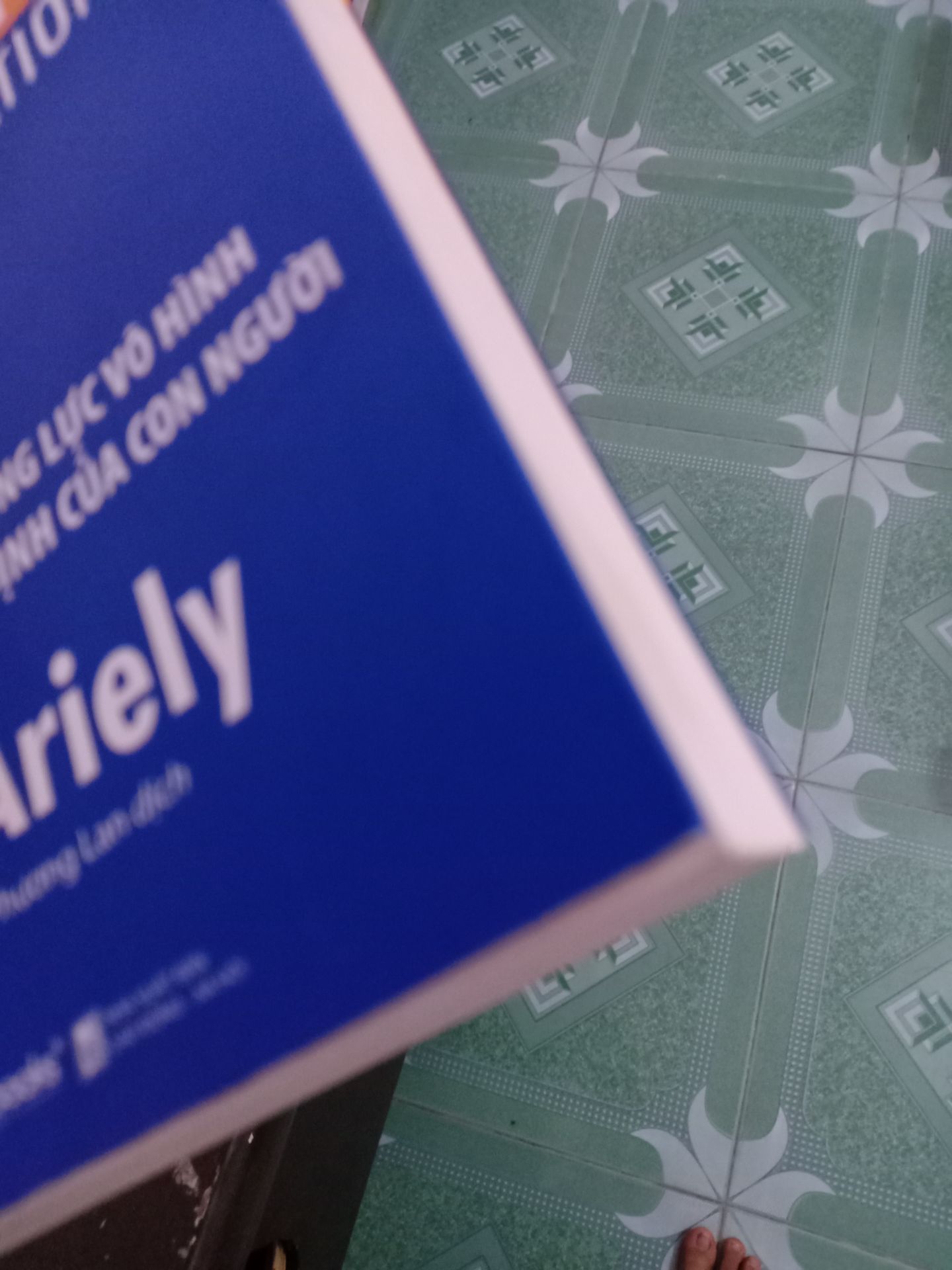 sách gửi về bọc rất kĩ và cẩn thận.Tuy nhiên nội dung hơi khó hiểu và đối vơi những người tư duy  chậm như mình thì phải đọc rất nhiều lần mới hiểu được 1 phần.Hơn nữa dẫn chứng của sách theo kiểu của Mỹ ấy,nên lắm lúc cũng không hình dung ra.Nhưng tóm lại đây là cuốn sách đáng để đọc