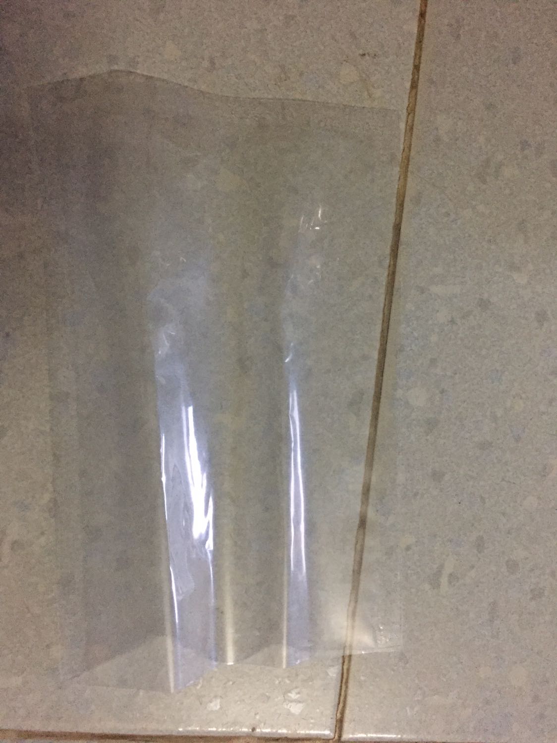 Sản phẩm 1 mặt trơn, nhưng khi gửi lại là 2 mặt trơn, không đúng với hình ảnh quảng cáo