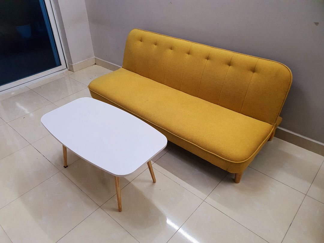 Bàn đẹp, chắc chắn, lắp đặt nhanh. 4 chân thì có 1 chân thấp hơn, kê thêm miếng đệm là xong.